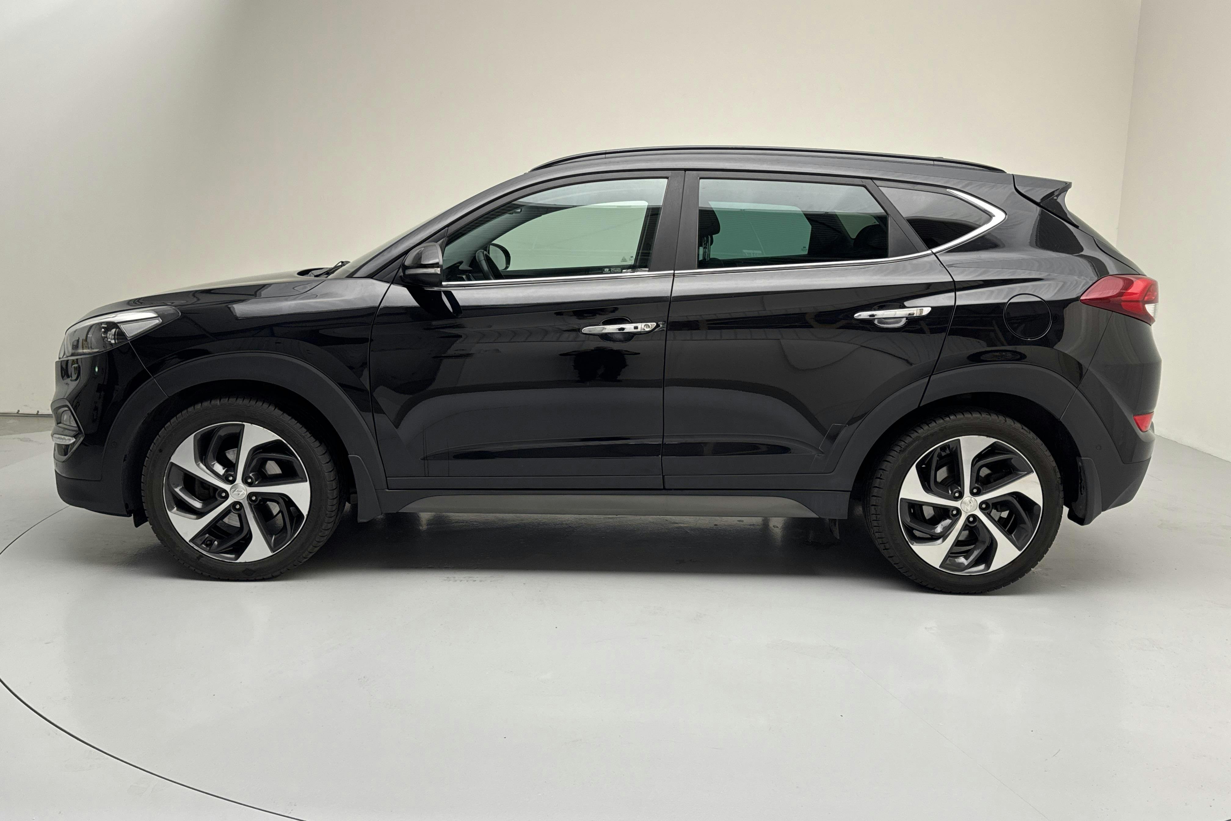 Hyundai Tucson 2.0 D 4WD (184hk) - 10 611 mil - Automat - svart - 2017