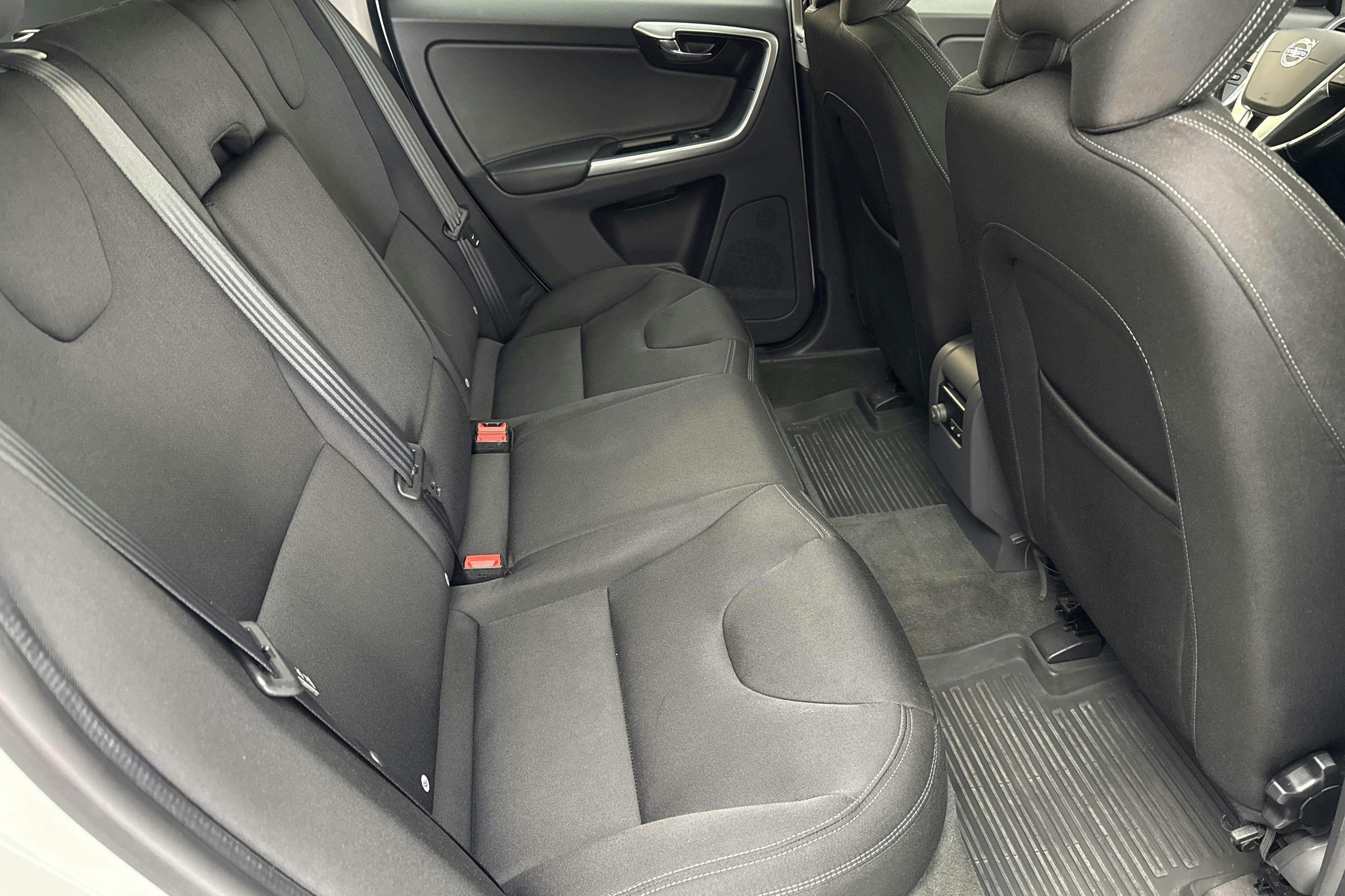Volvo XC60 D3 2WD (150hk) - 160 320 km - Manual - white - 2017