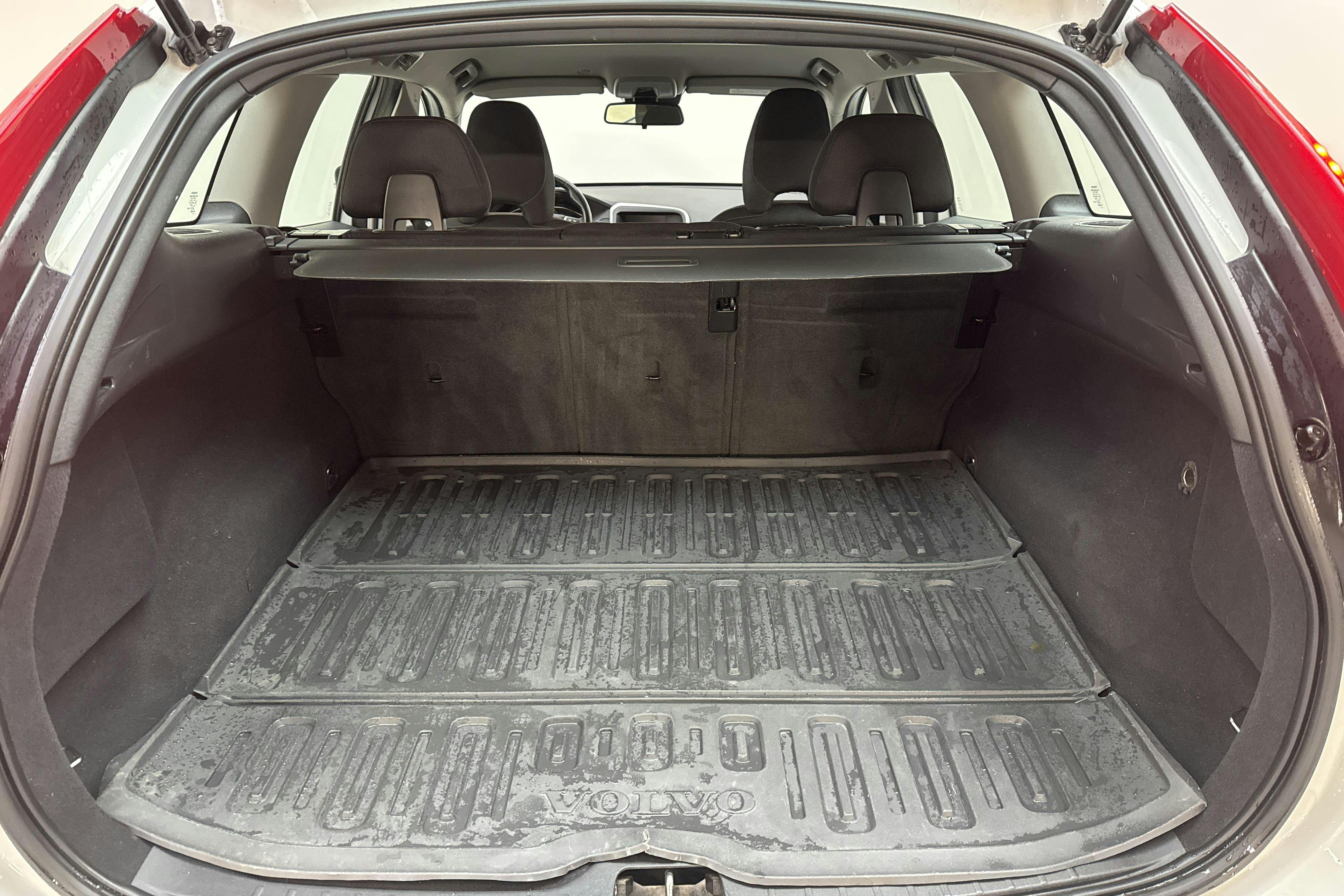 Volvo XC60 D3 2WD (150hk) - 160 320 km - Manual - white - 2017