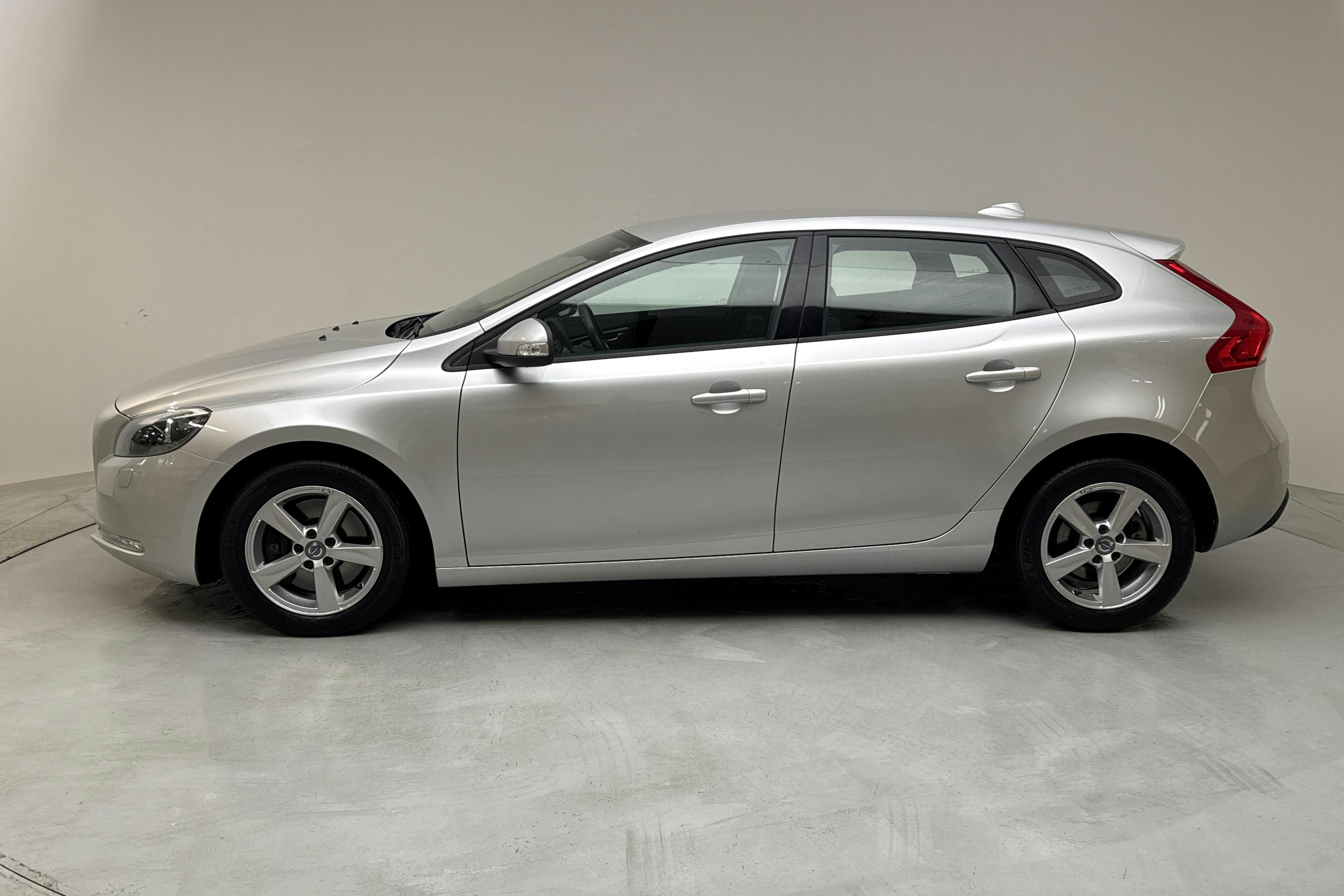 Volvo V40 D2 (120hk) - 104 510 km - Automatic - silver - 2016