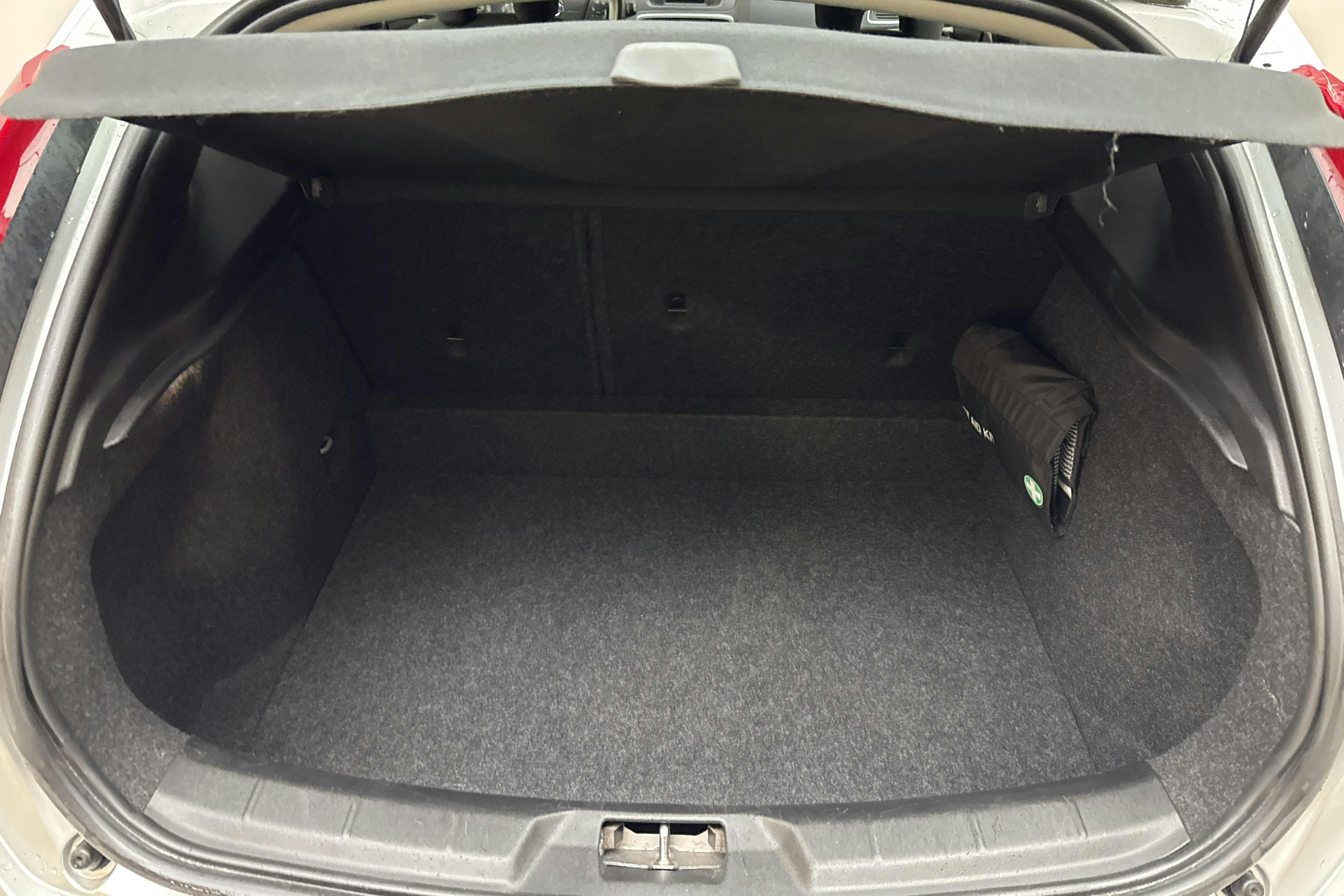 Volvo V40 D2 (120hk) - 104 510 km - Automatic - silver - 2016