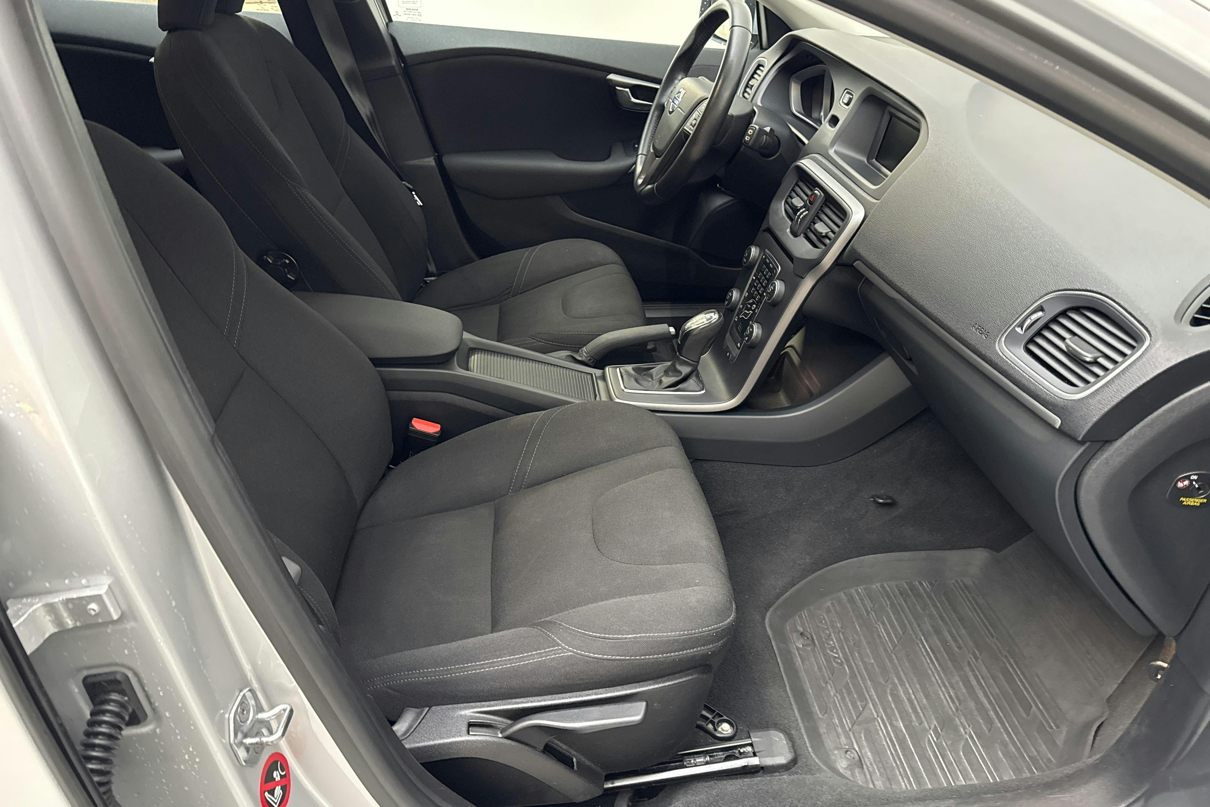 Volvo V40 D2 (120hk) - 104 510 km - Automatic - silver - 2016