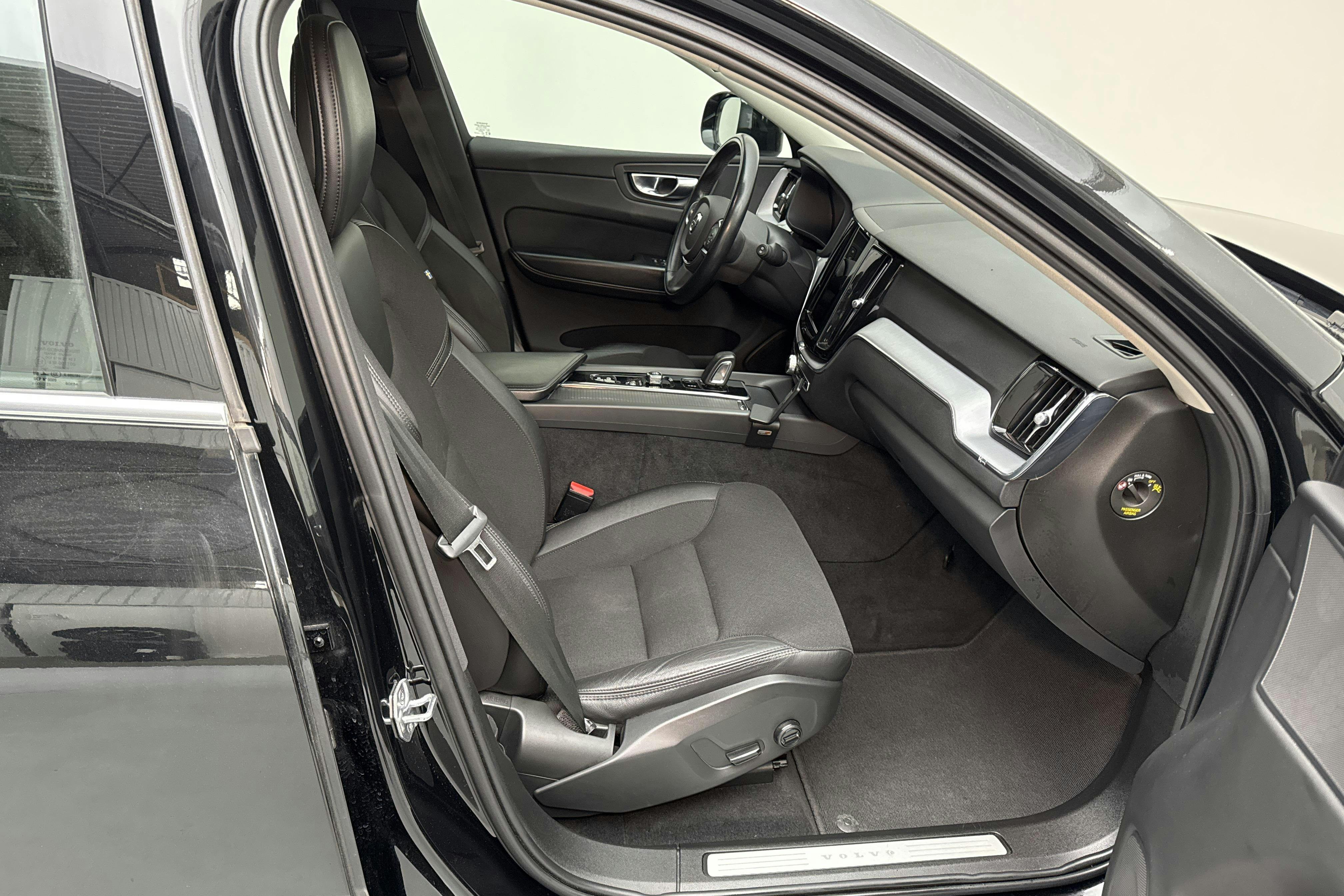 Volvo XC60 B5 2WD Mildhybrid, Bensin (250hk) - 112 450 km - Automatic - black - 2021