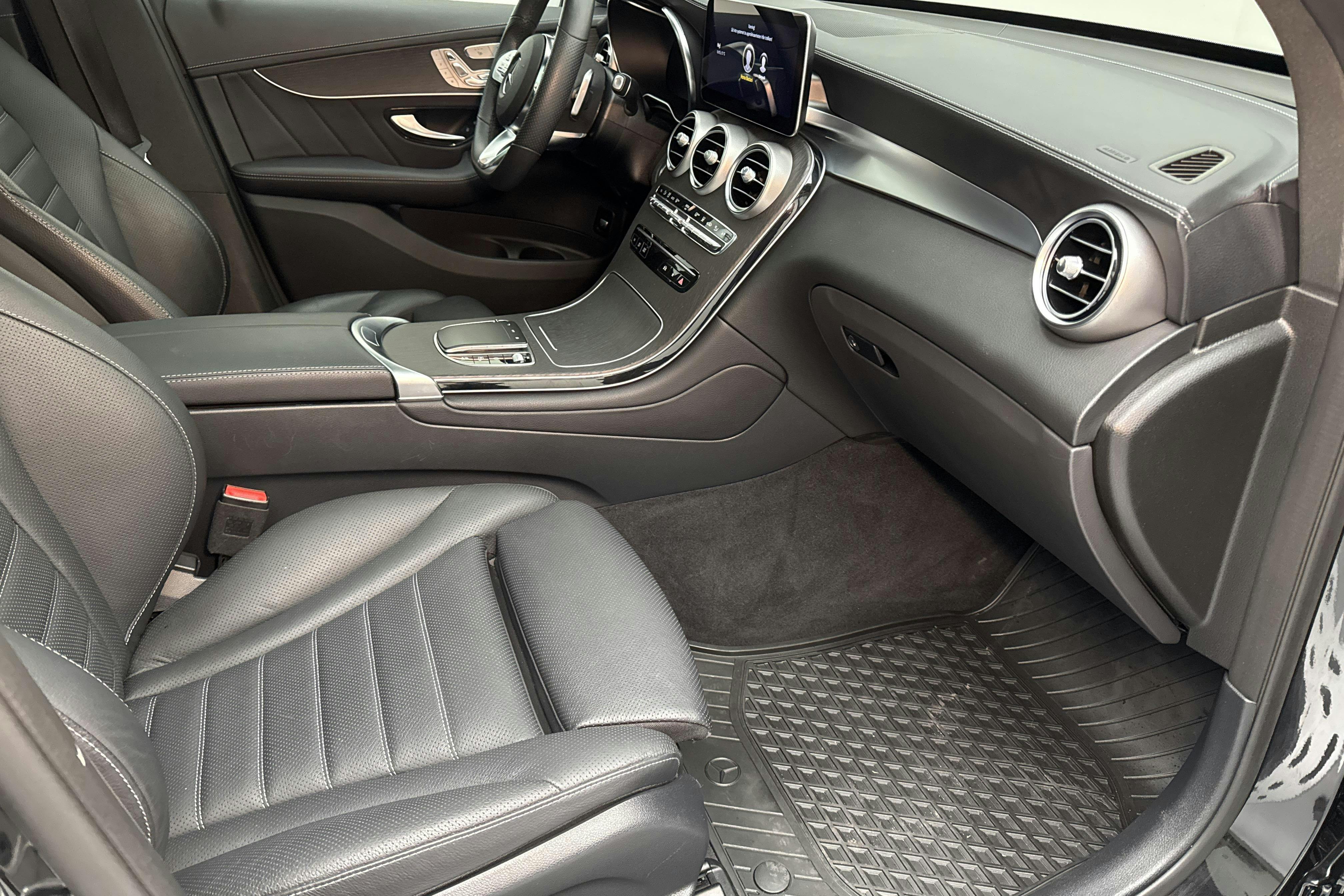 Mercedes GLC 300 4MATIC X253 (258hk) - 22 200 km - Automaatne - must - 2021