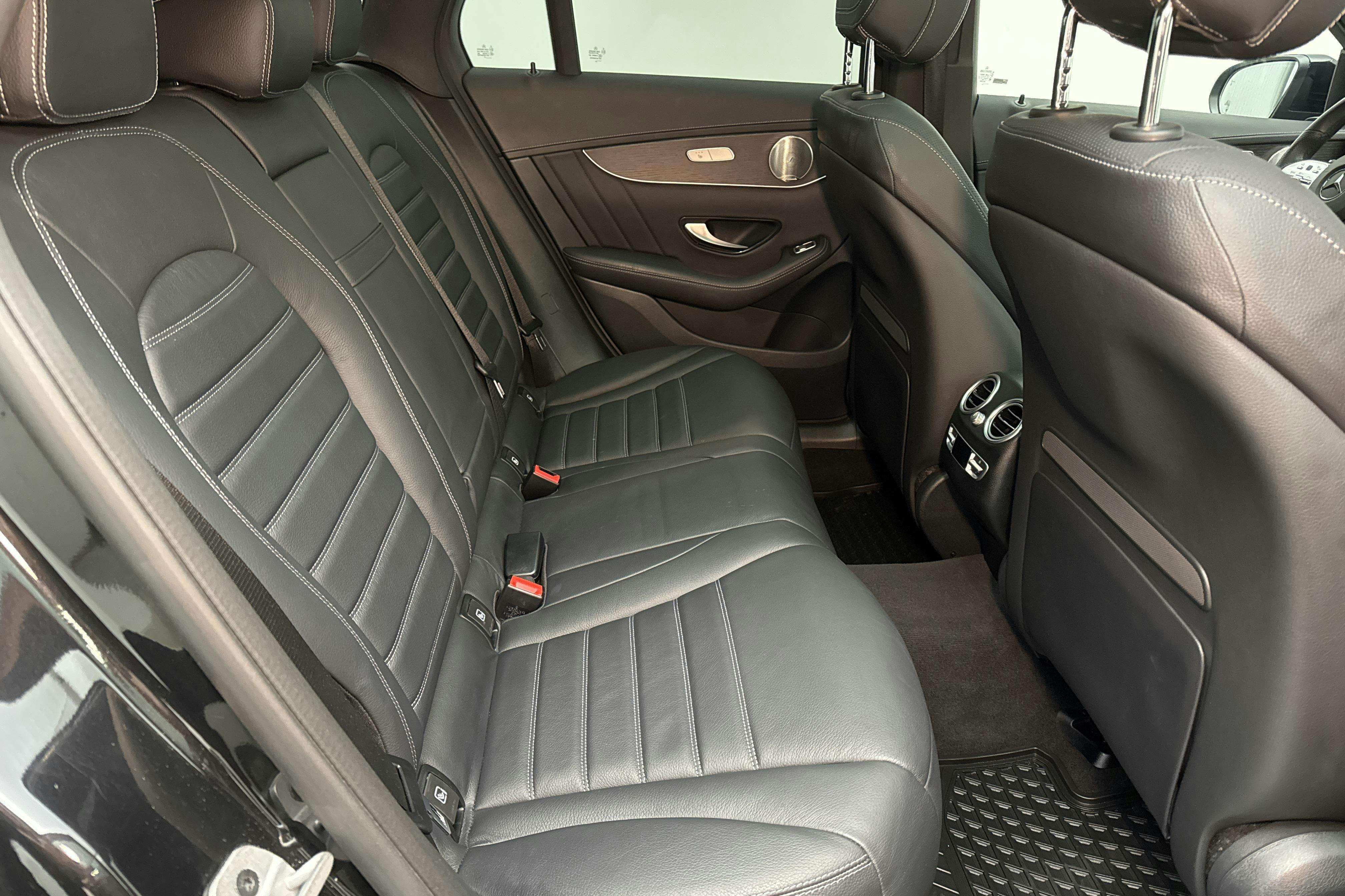 Mercedes GLC 300 4MATIC X253 (258hk) - 22 200 km - Automaatne - must - 2021