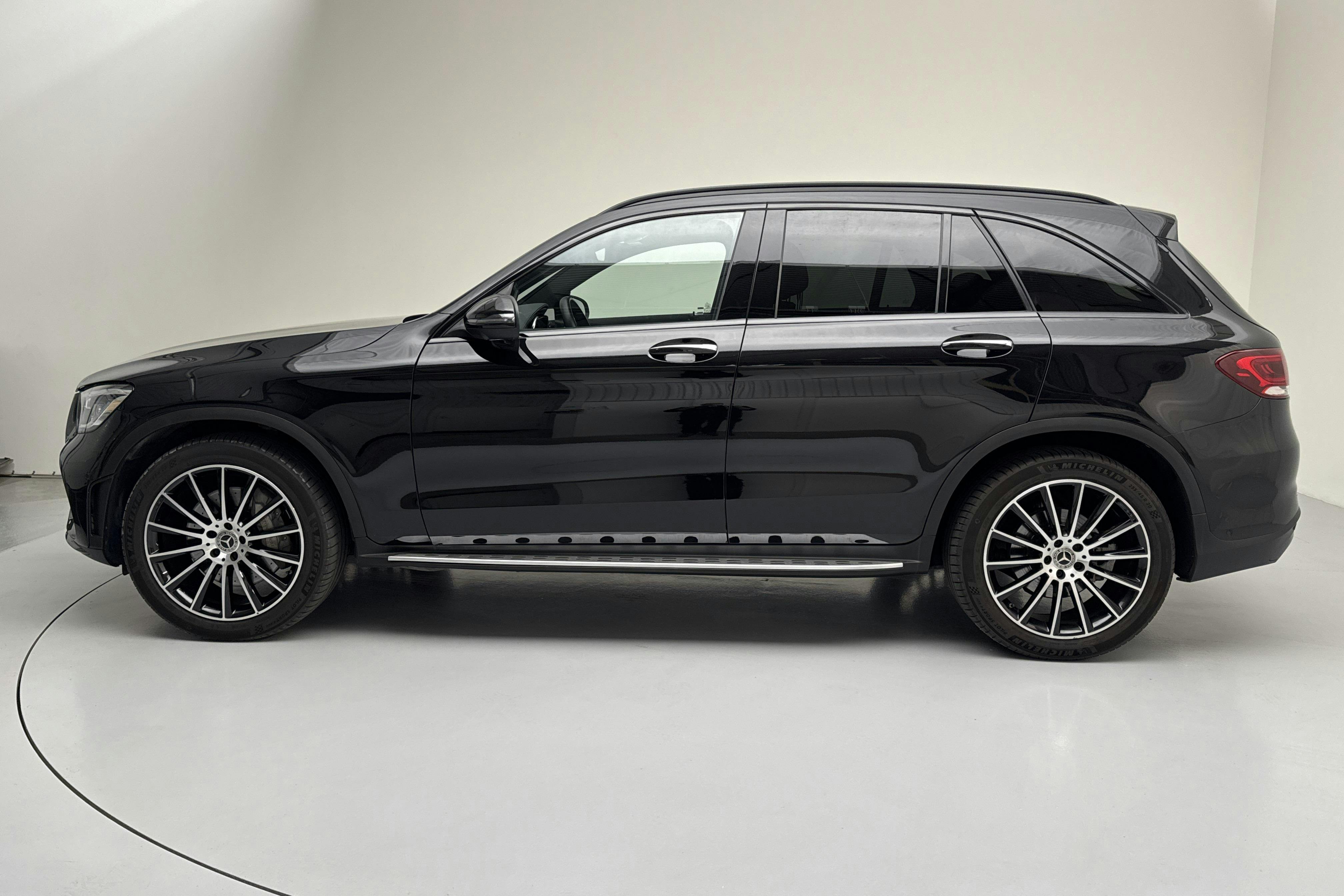 Mercedes GLC 300 4MATIC X253 (258hk) - 22 200 km - Automaatne - must - 2021