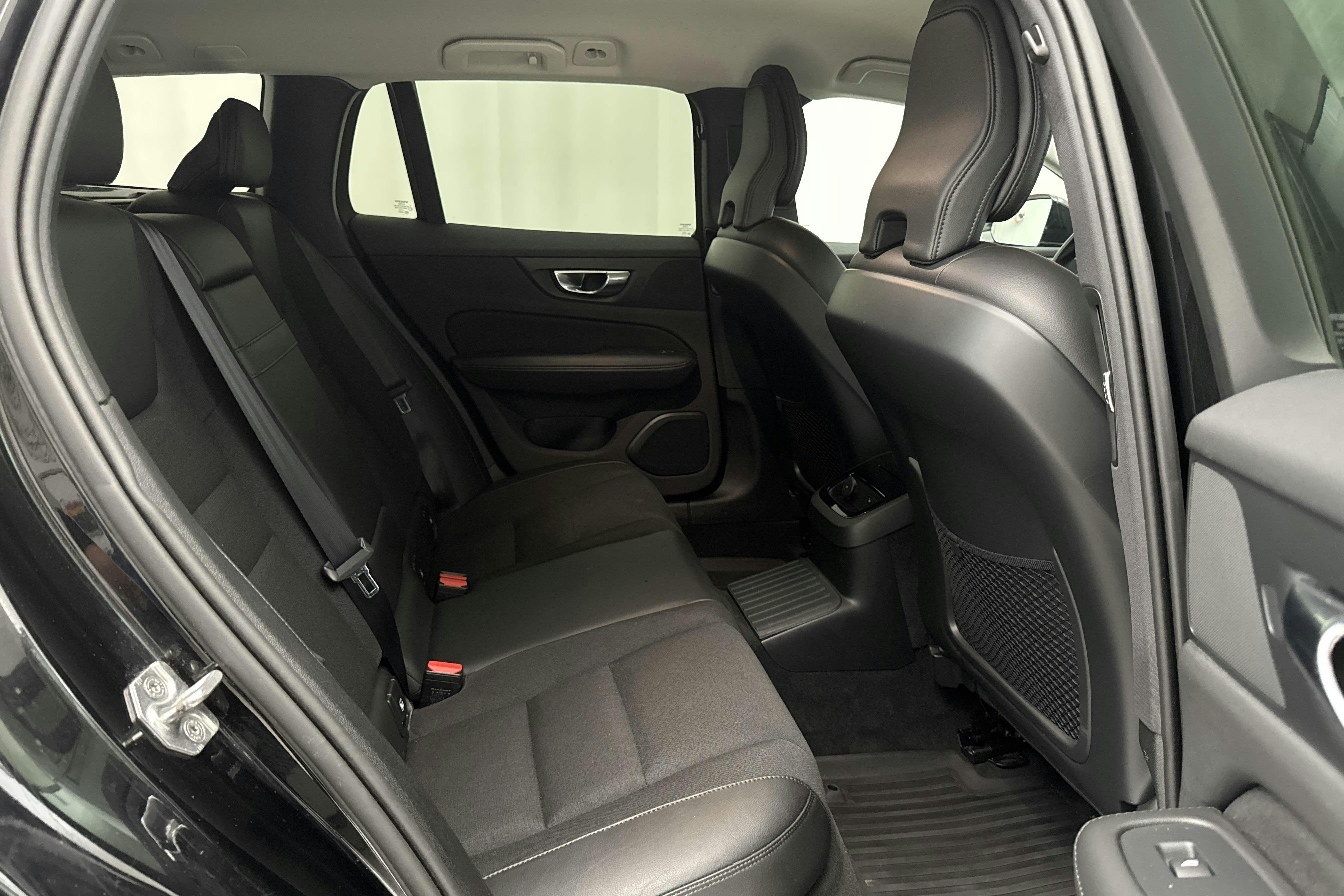 Volvo V60 T6 AWD Recharge (340hk) - 10 356 mil - Automat - svart - 2021