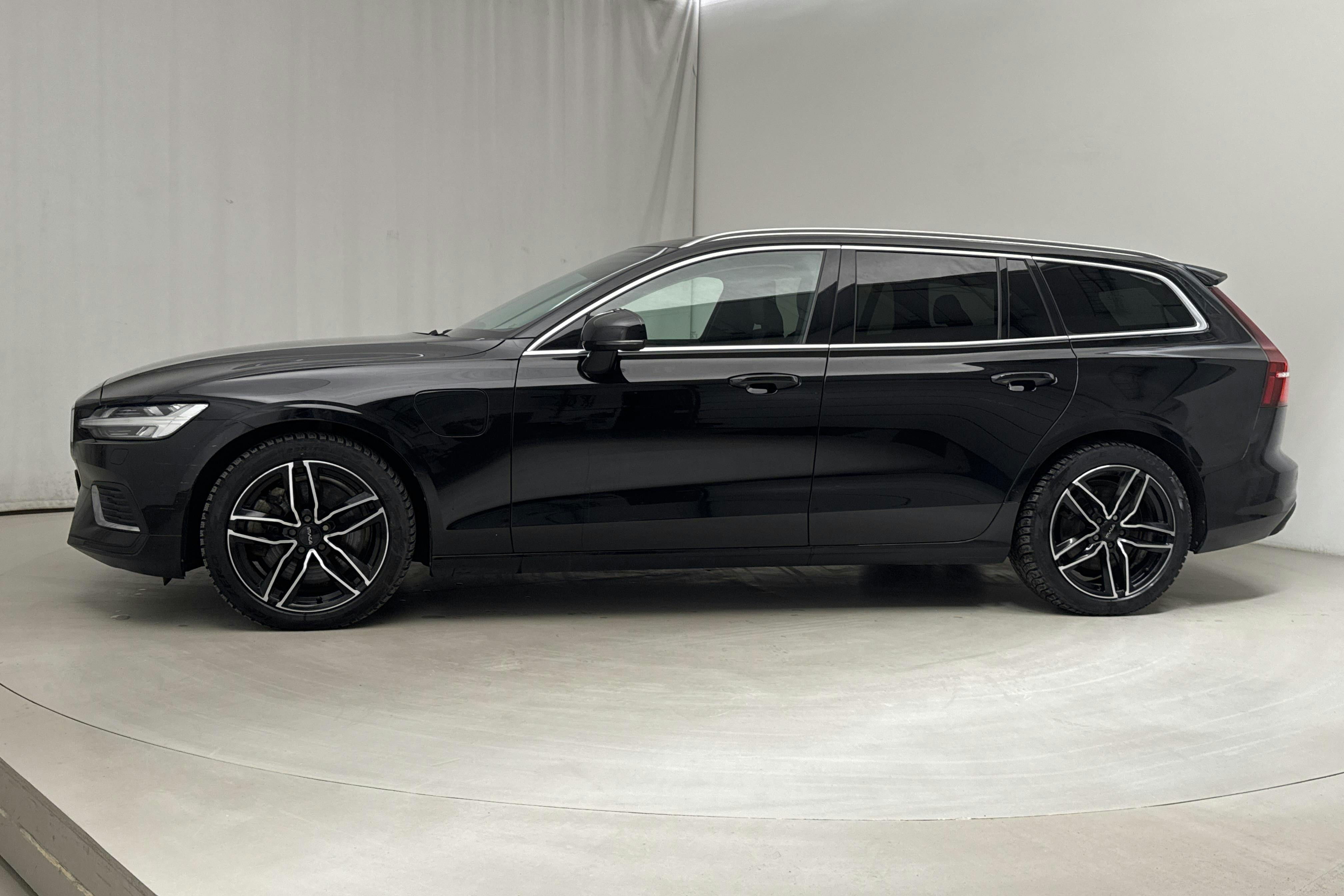 Volvo V60 T6 AWD Recharge (340hk) - 10 356 mil - Automat - svart - 2021