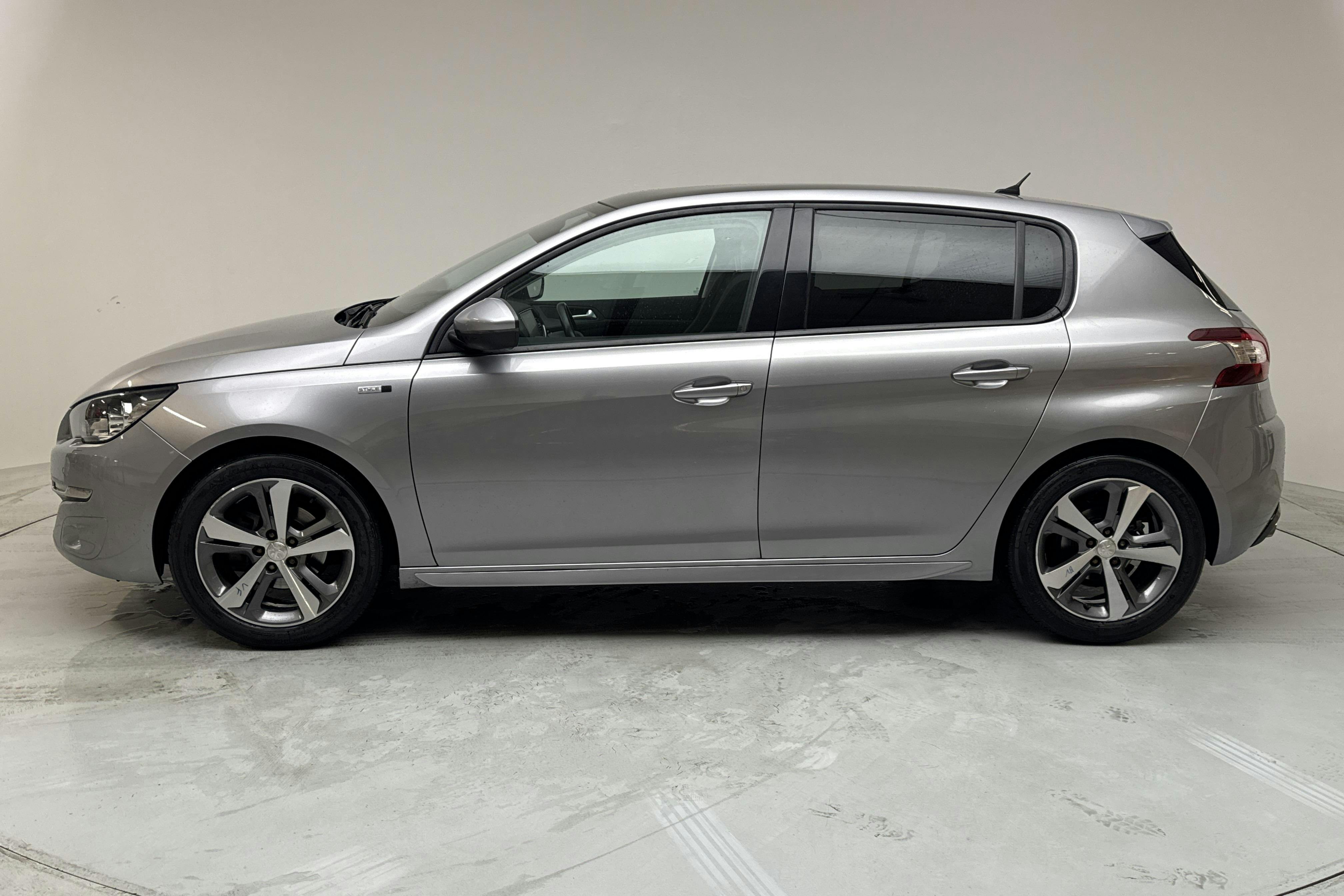Peugeot 308 PureTech 5dr (130hk) - 11 109 mil - Manuell - grå - 2016