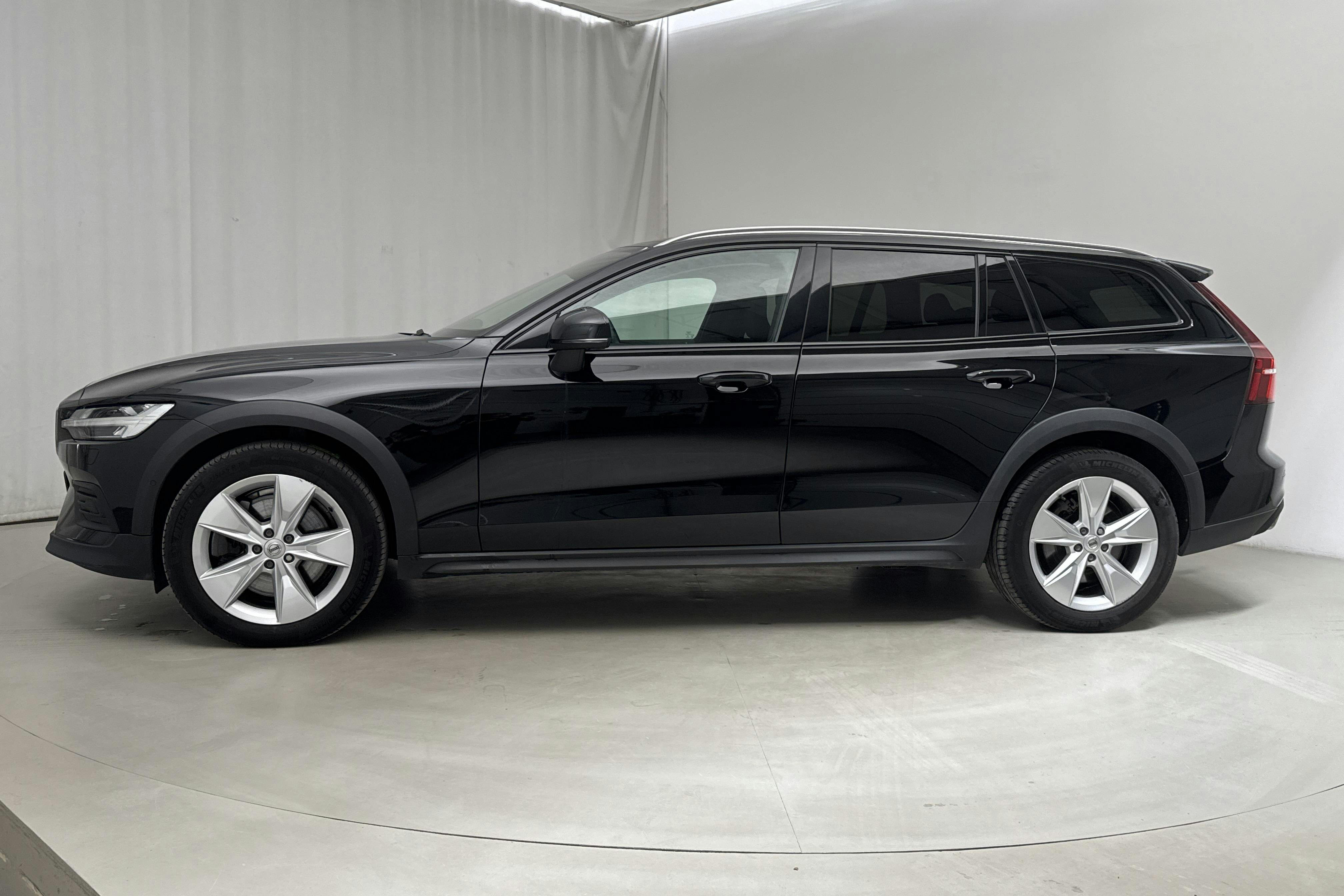 Volvo V60 B4 Cross Country AWD Mildhybrid, Diesel (197hk) - 11 276 mil - Automat - svart - 2022