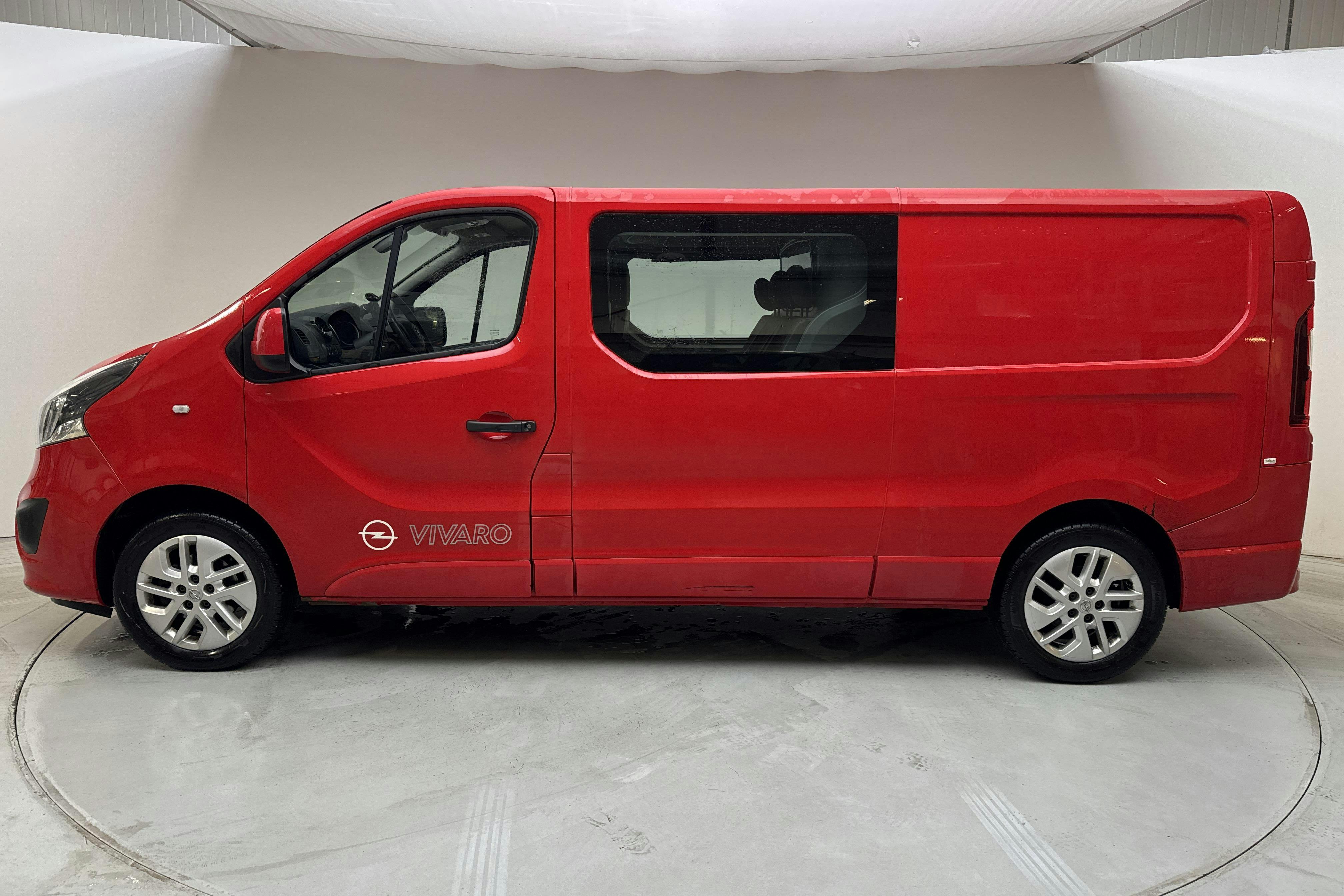 Opel Vivaro 1.6 BITURBO (145hk) - 178 400 km - Manualna - czerwony - 2018
