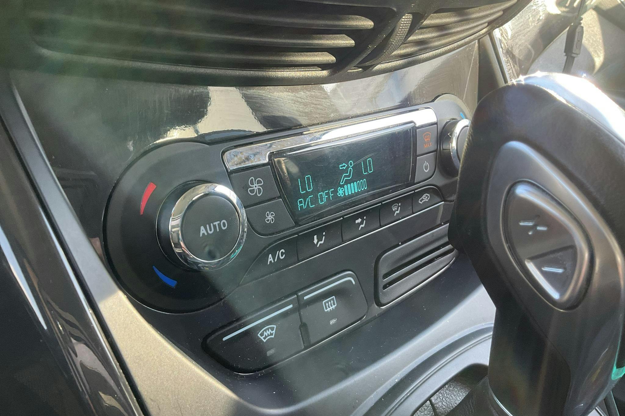 Ford Kuga 2.0 TDCi 4WD (140hk) - 129 400 km - Automatic - white - 2014