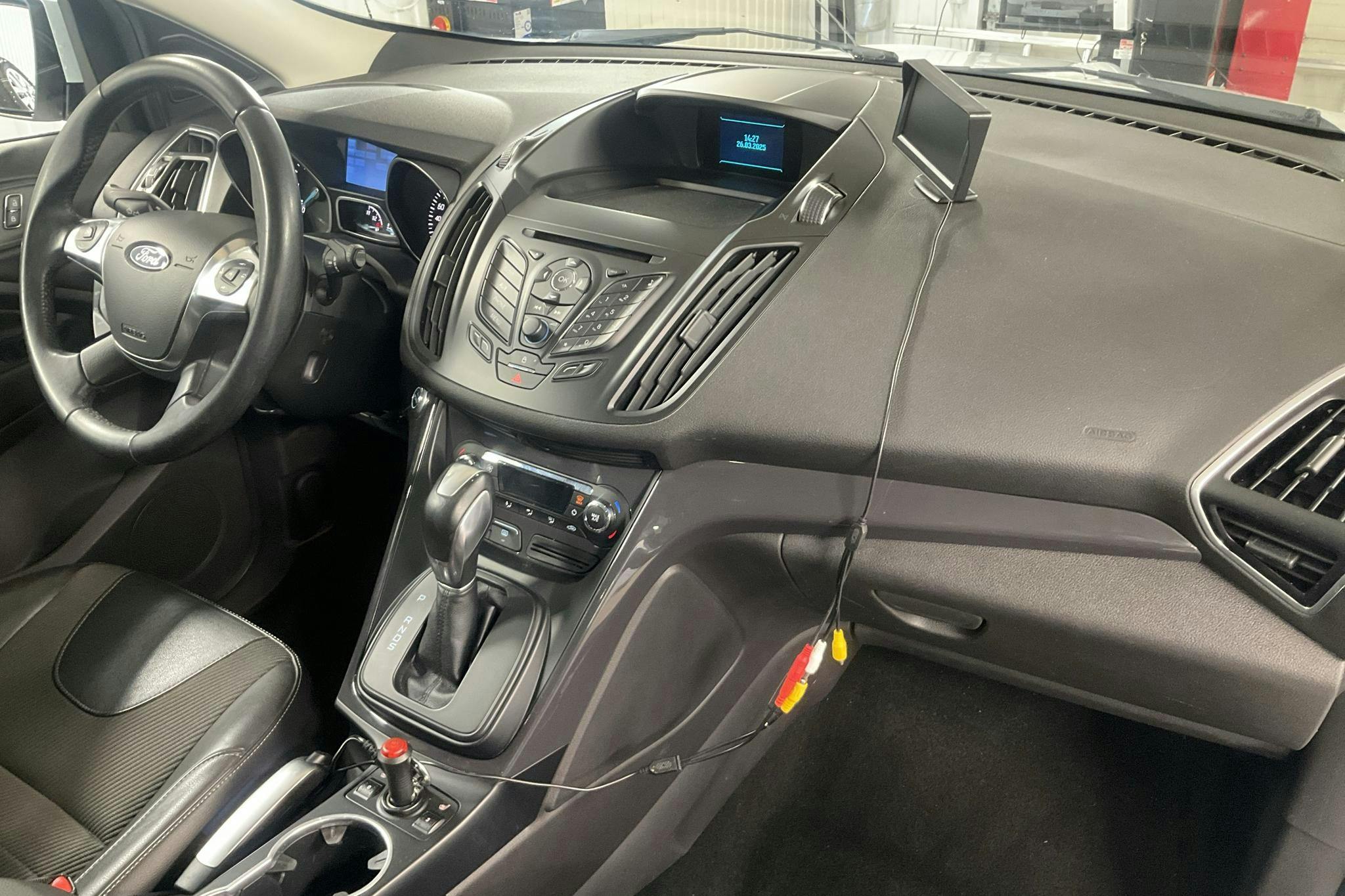 Ford Kuga 2.0 TDCi 4WD (140hk) - 129 400 km - Automatic - white - 2014