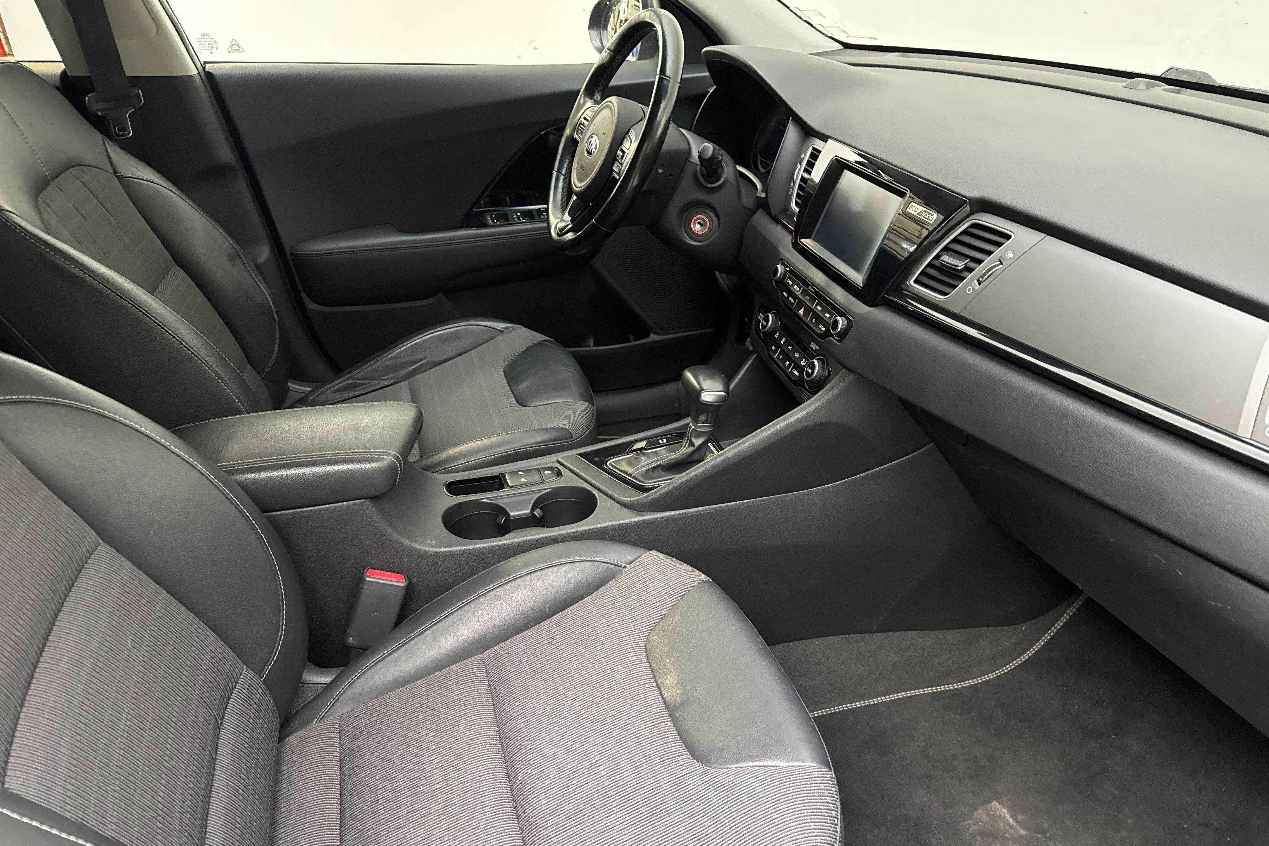KIA Niro Hybrid 1.6 (141hk) - 17 880 mil - Automat - grå - 2018