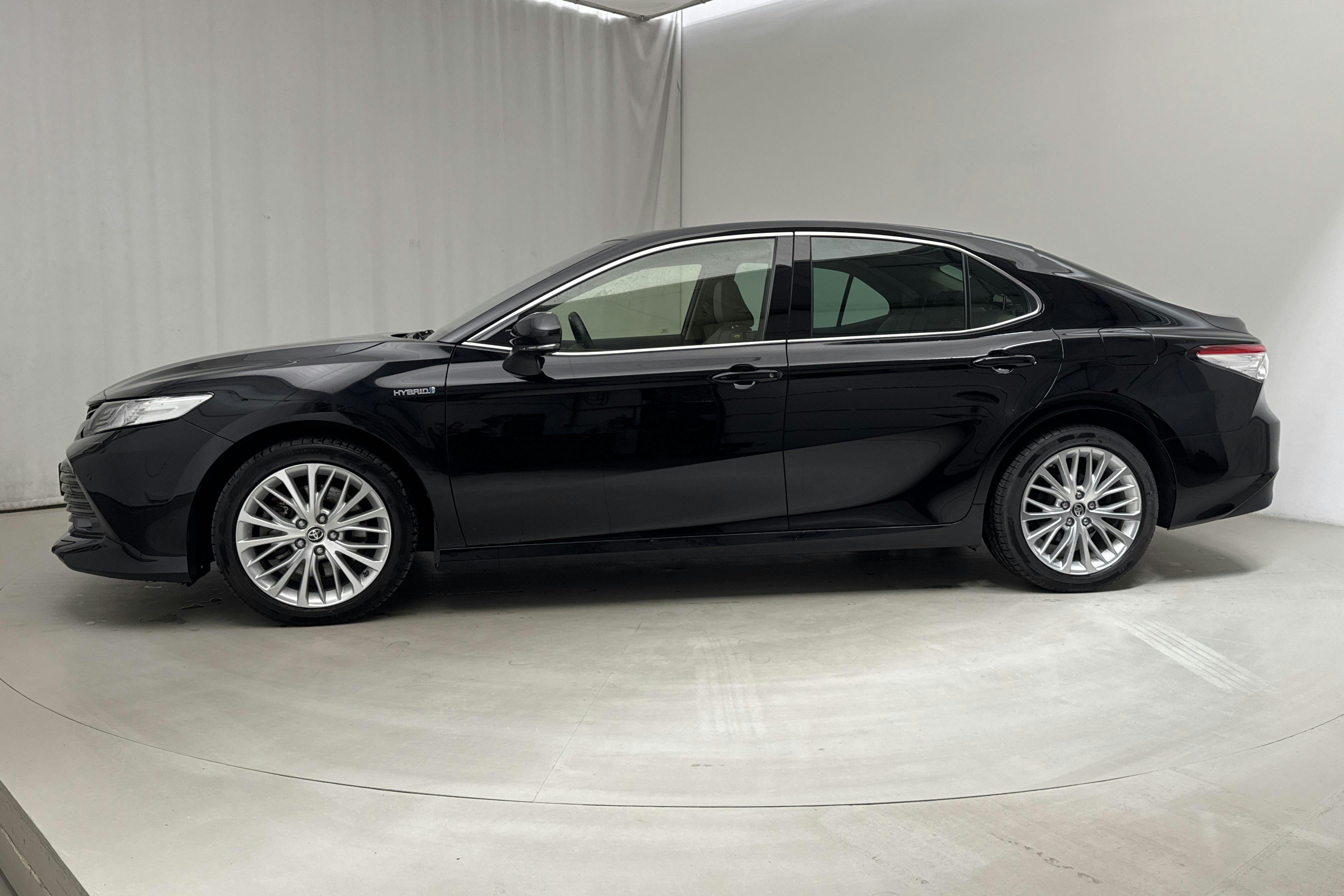Toyota Camry 2.5 Hybrid (218hk) - 3 829 mil - Automat - svart - 2020