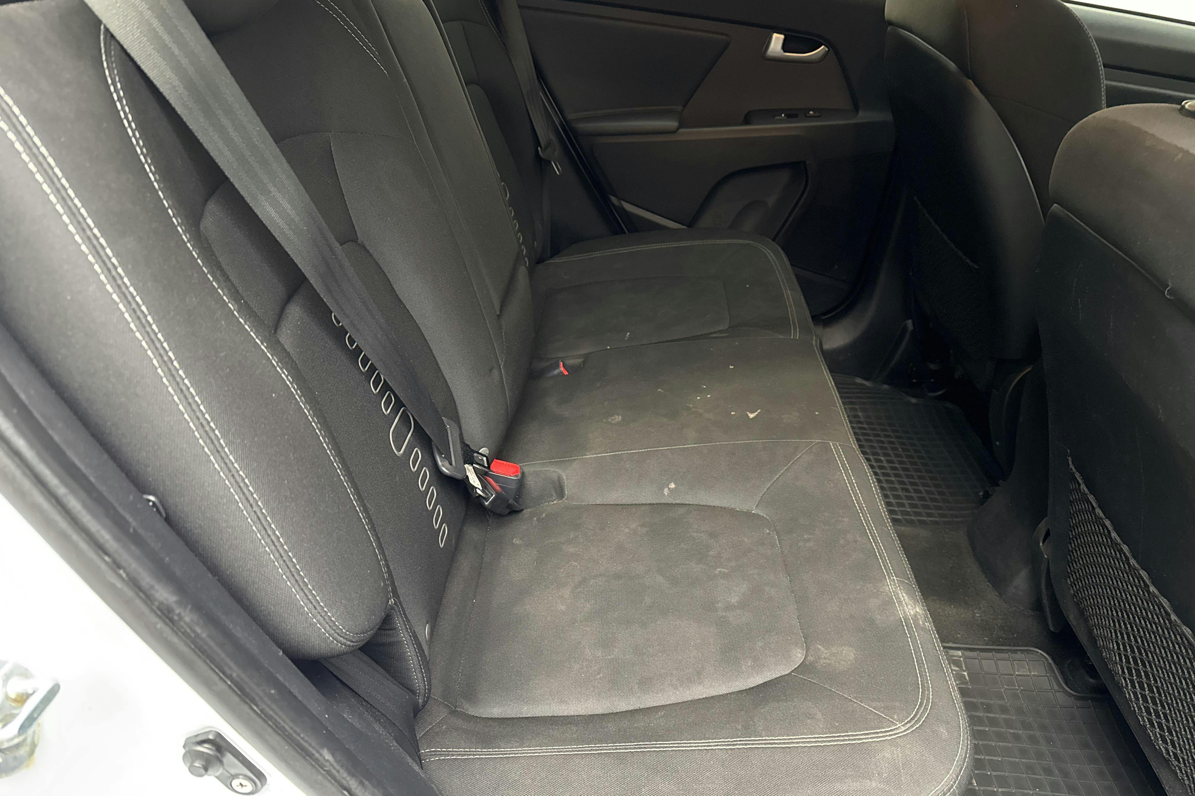 KIA Sportage 1.7 CRDi 2WD (115hk) - 218 070 km - Käsitsi - valge - 2012