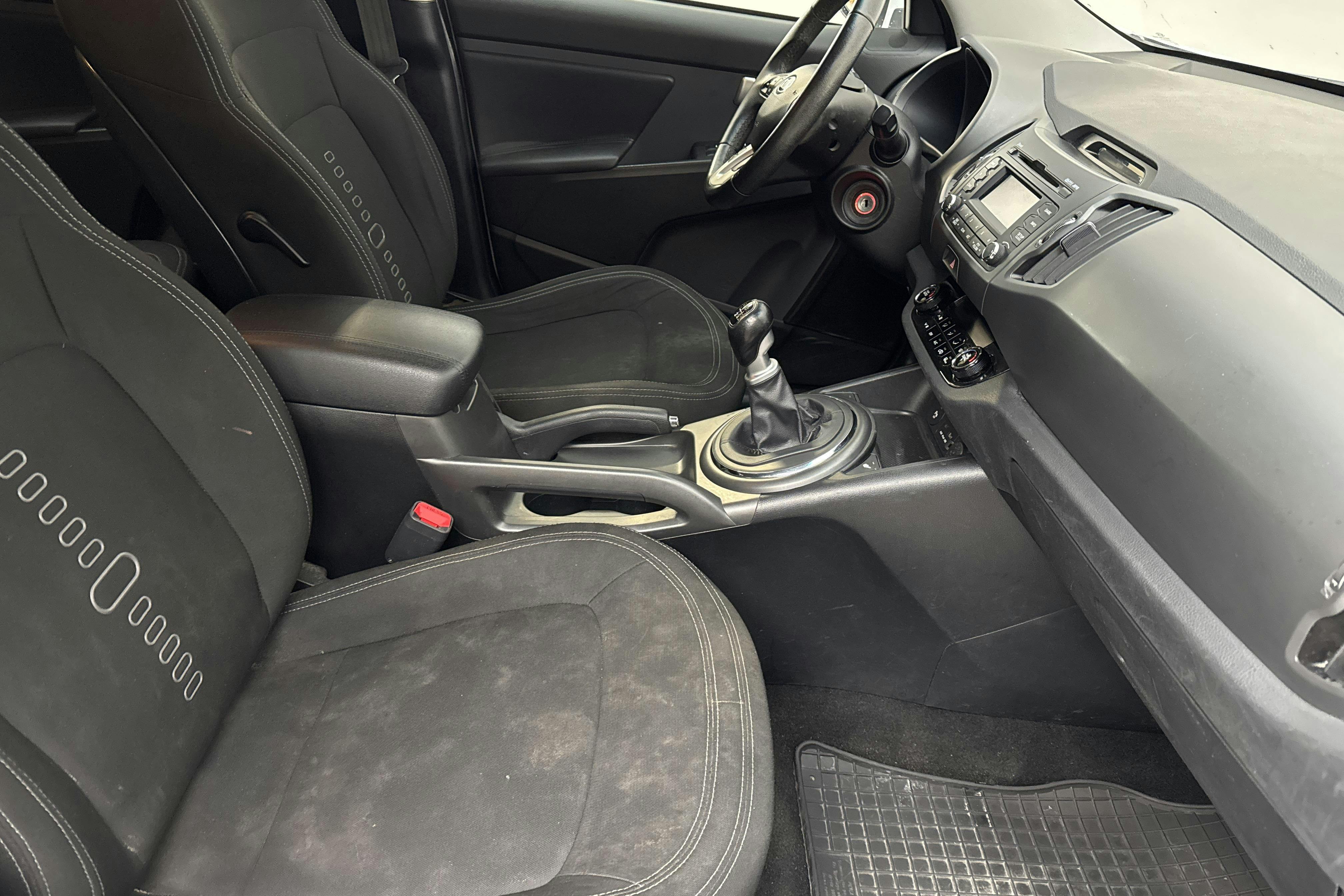 KIA Sportage 1.7 CRDi 2WD (115hk) - 218 070 km - Käsitsi - valge - 2012