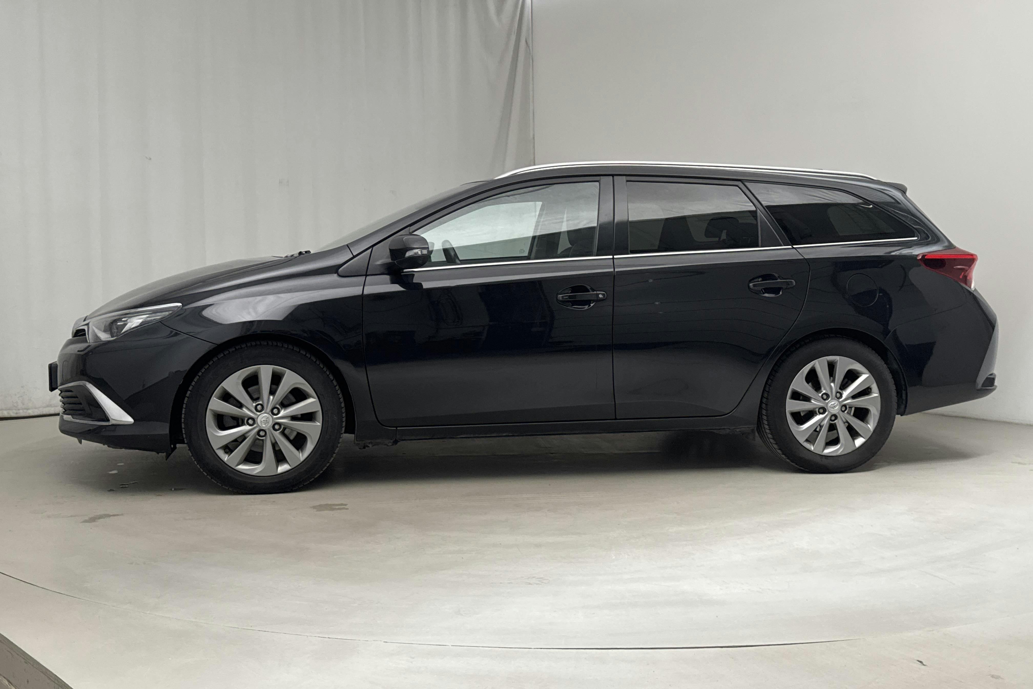 Toyota Auris 1.8 HSD Touring Sports (99hk) - 109 240 km - Automatic - black - 2016