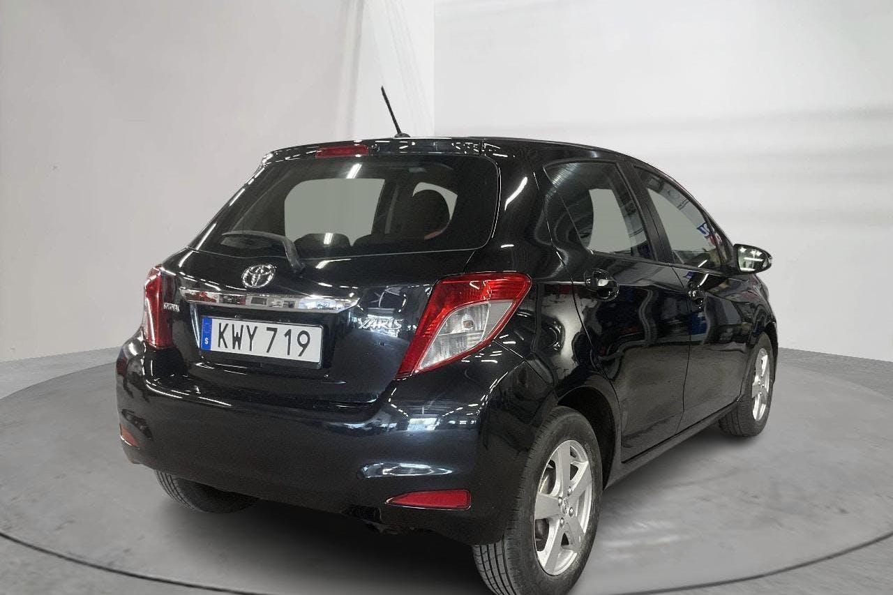 Toyota Yaris 1.33 5dr (100hk) - 18 573 mil - Manuell - svart - 2013