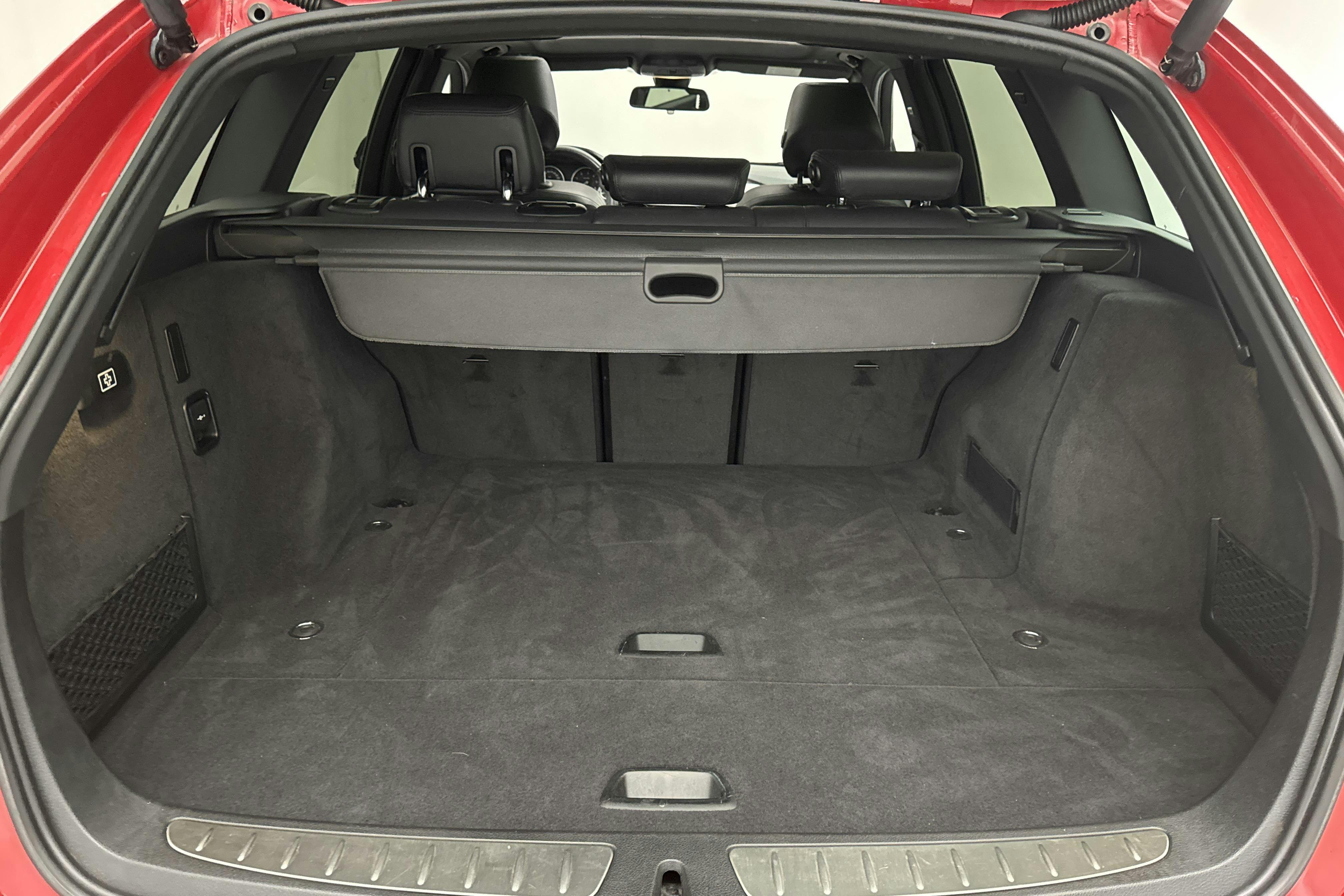 BMW 330d Touring, F31 (258hk) - 149 420 km - Automatic - red - 2013