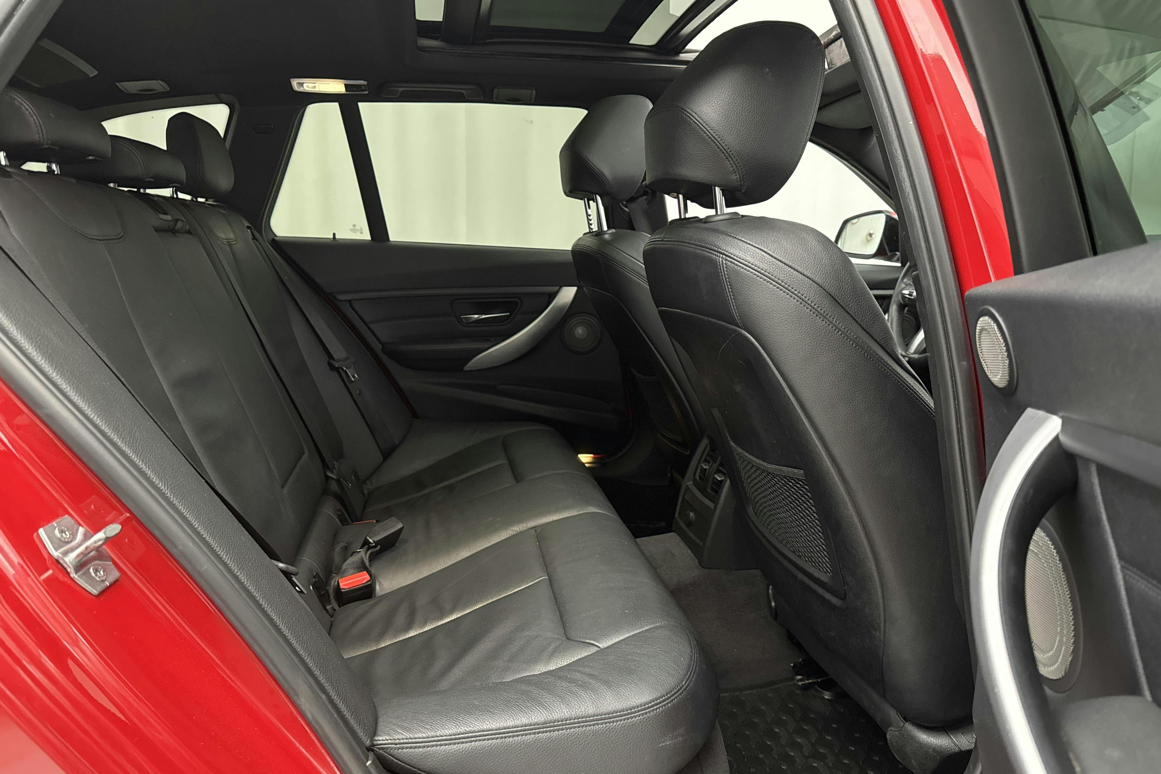 BMW 330d Touring, F31 (258hk) - 149 420 km - Automatic - red - 2013