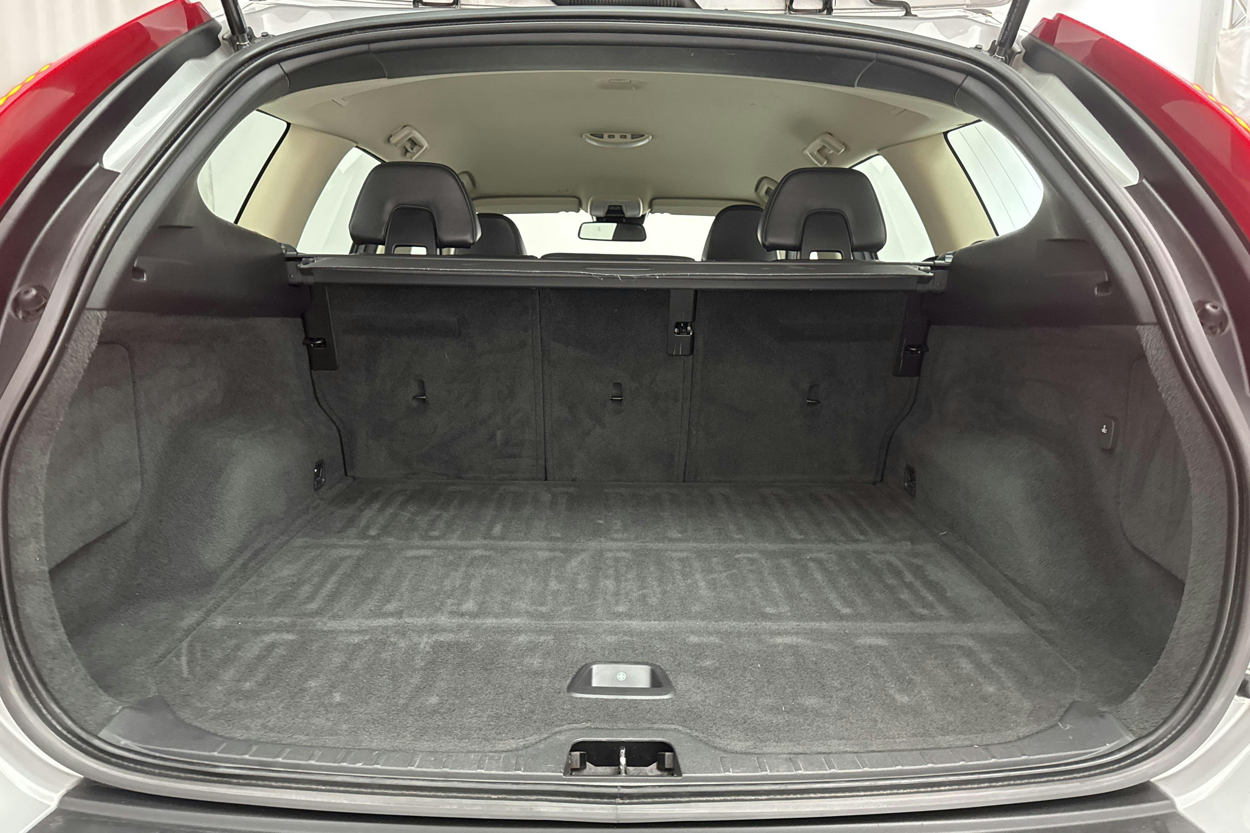 Volvo XC60 D3 2WD (163hk) - 190 310 km - Manualna - Light Grey - 2012