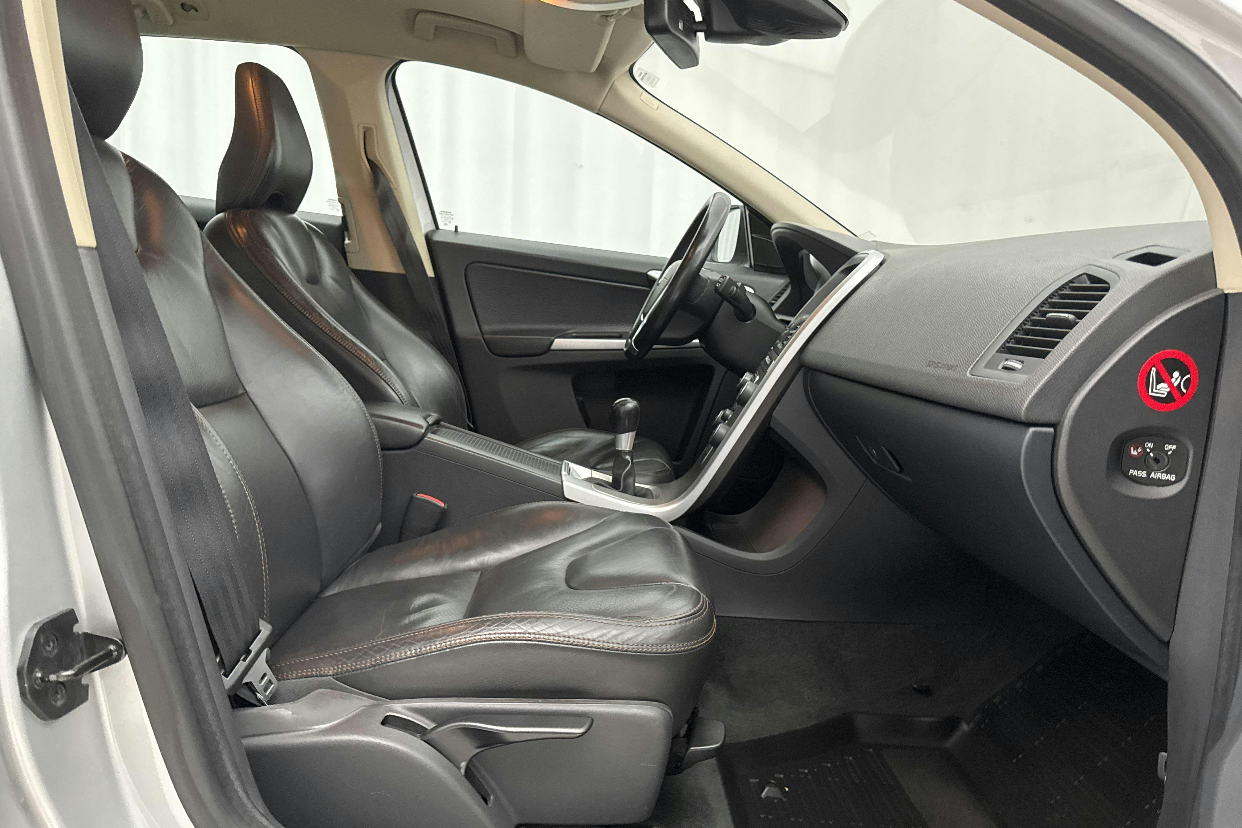 Volvo XC60 D3 2WD (163hk) - 190 310 km - Manualna - Light Grey - 2012