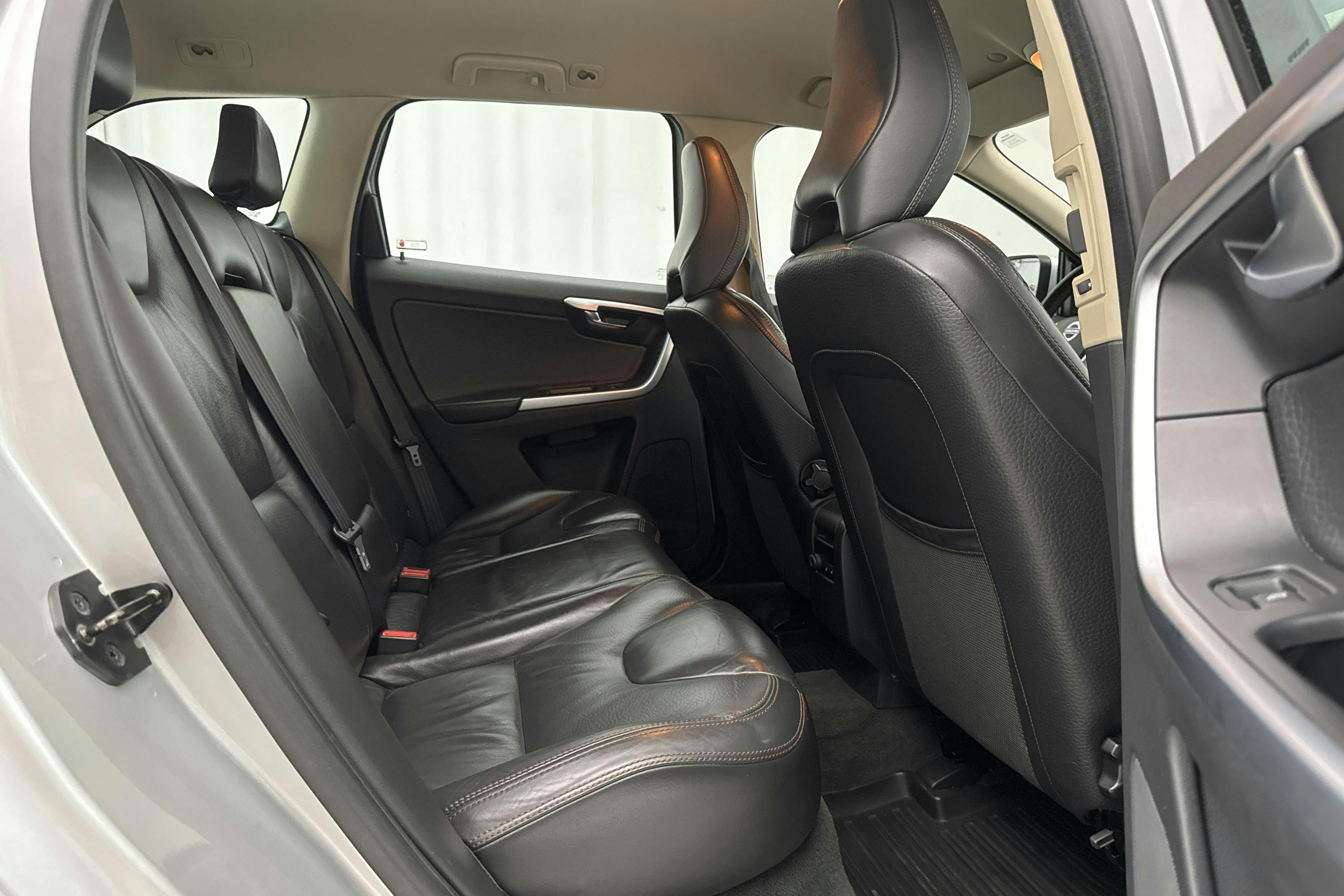 Volvo XC60 D3 2WD (163hk) - 190 310 km - Manualna - Light Grey - 2012