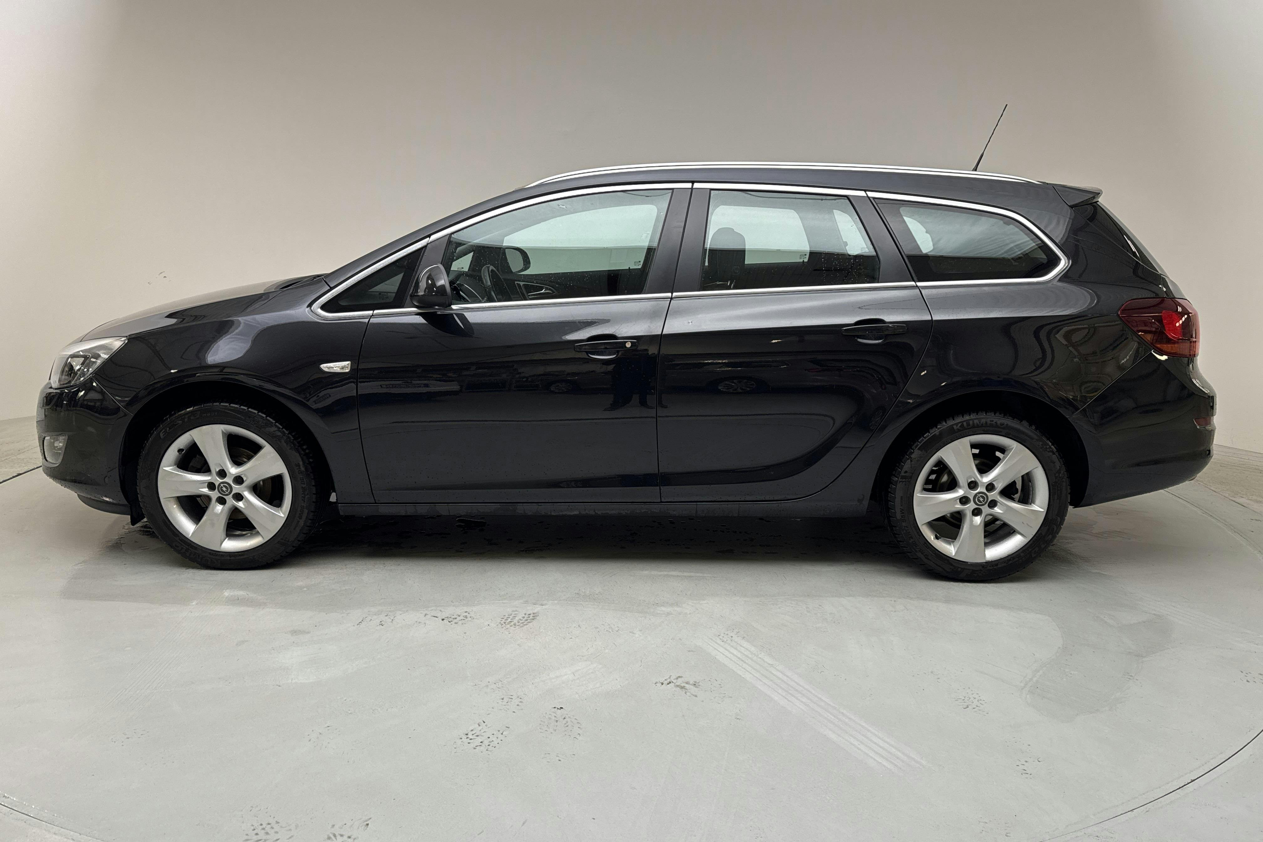 Opel Astra 1.4 Turbo ECOTEC Sports Tourer (140hk) - 119 450 km - Manual - black - 2012