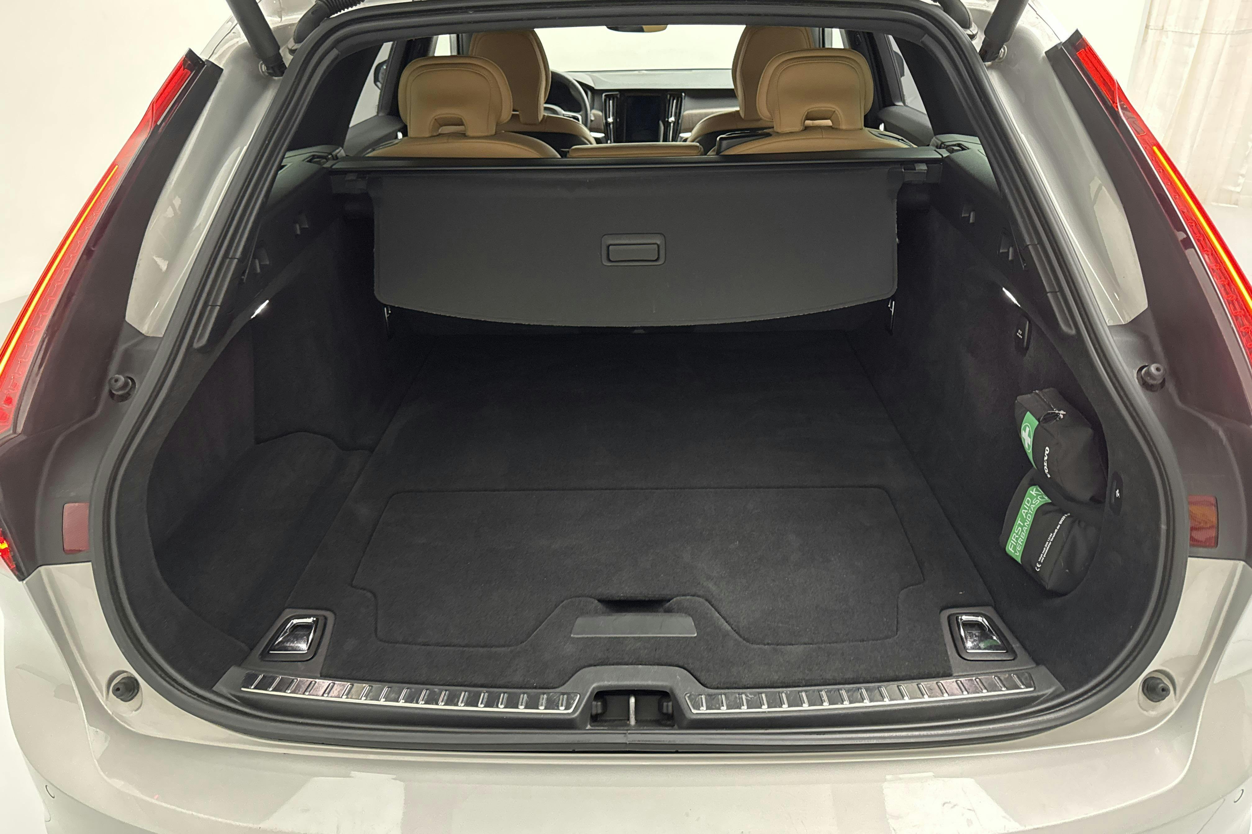 Volvo V90 T6 AWD Recharge (350hk) - 124 360 km - Automatic - silver - 2023