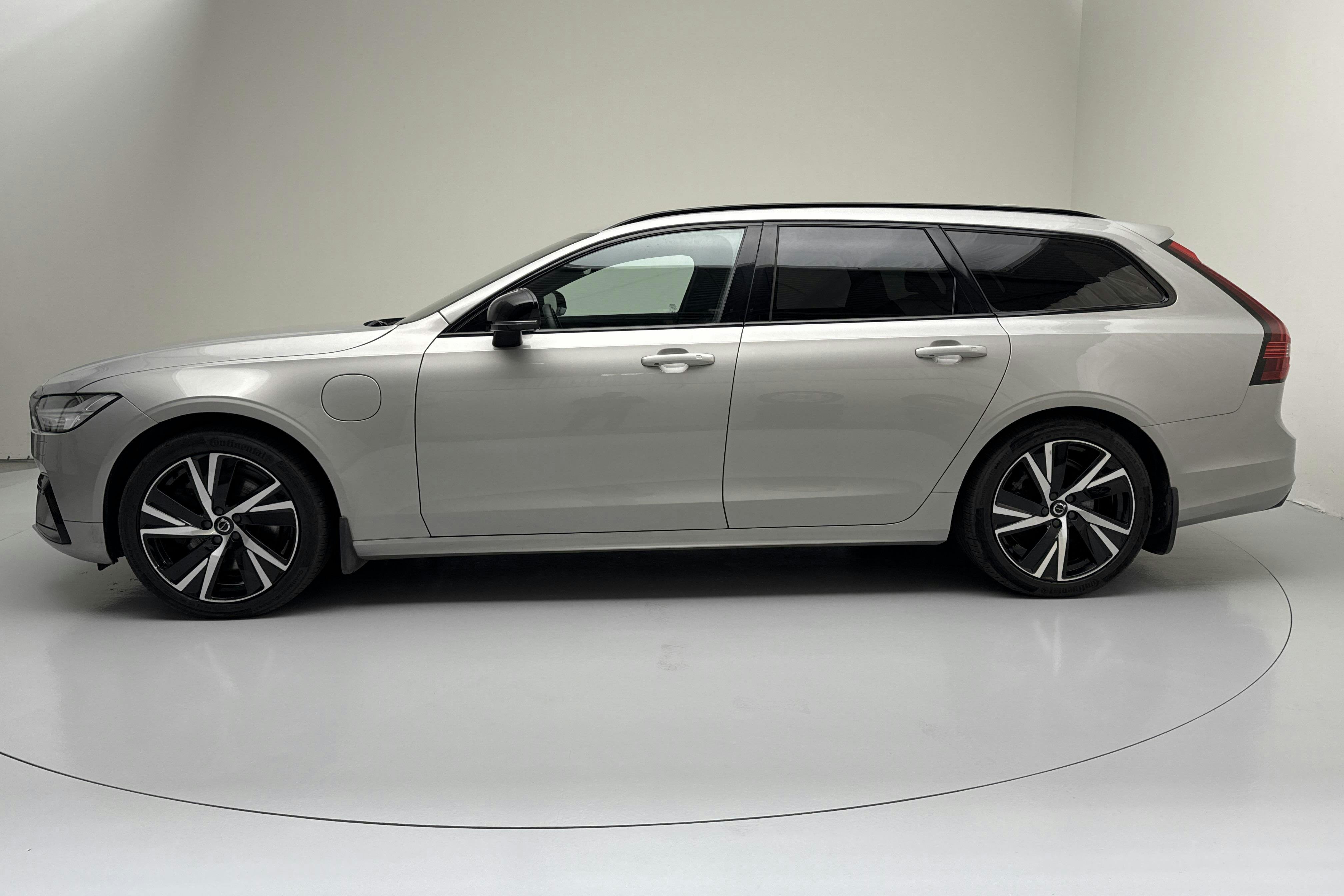Volvo V90 T6 AWD Recharge (350hk) - 124 360 km - Automatic - silver - 2023