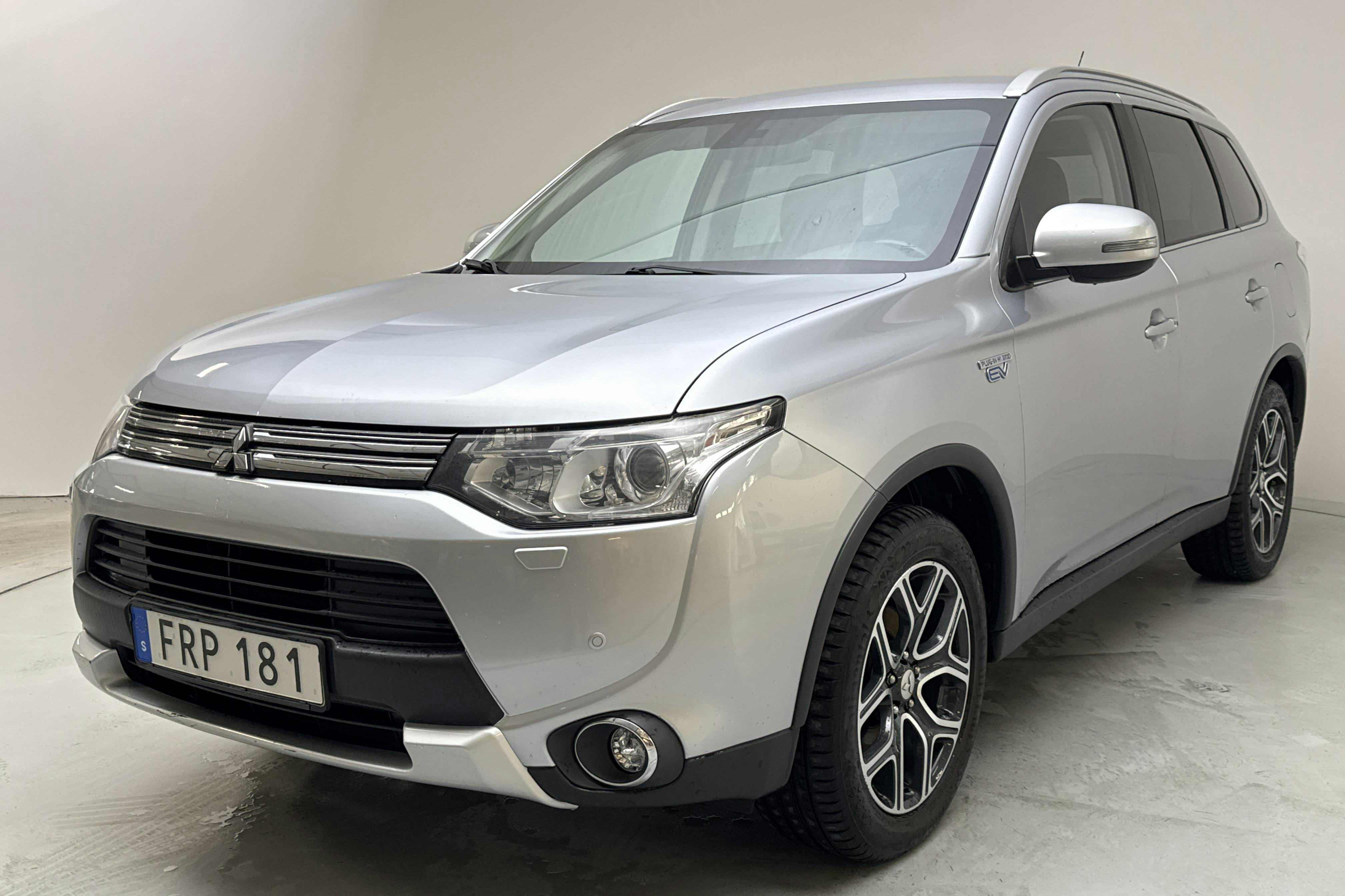 Mitsubishi Outlander 2.0 Plug-in Hybrid 4WD (121hk) - 149 620 km - Automatic - silver - 2015