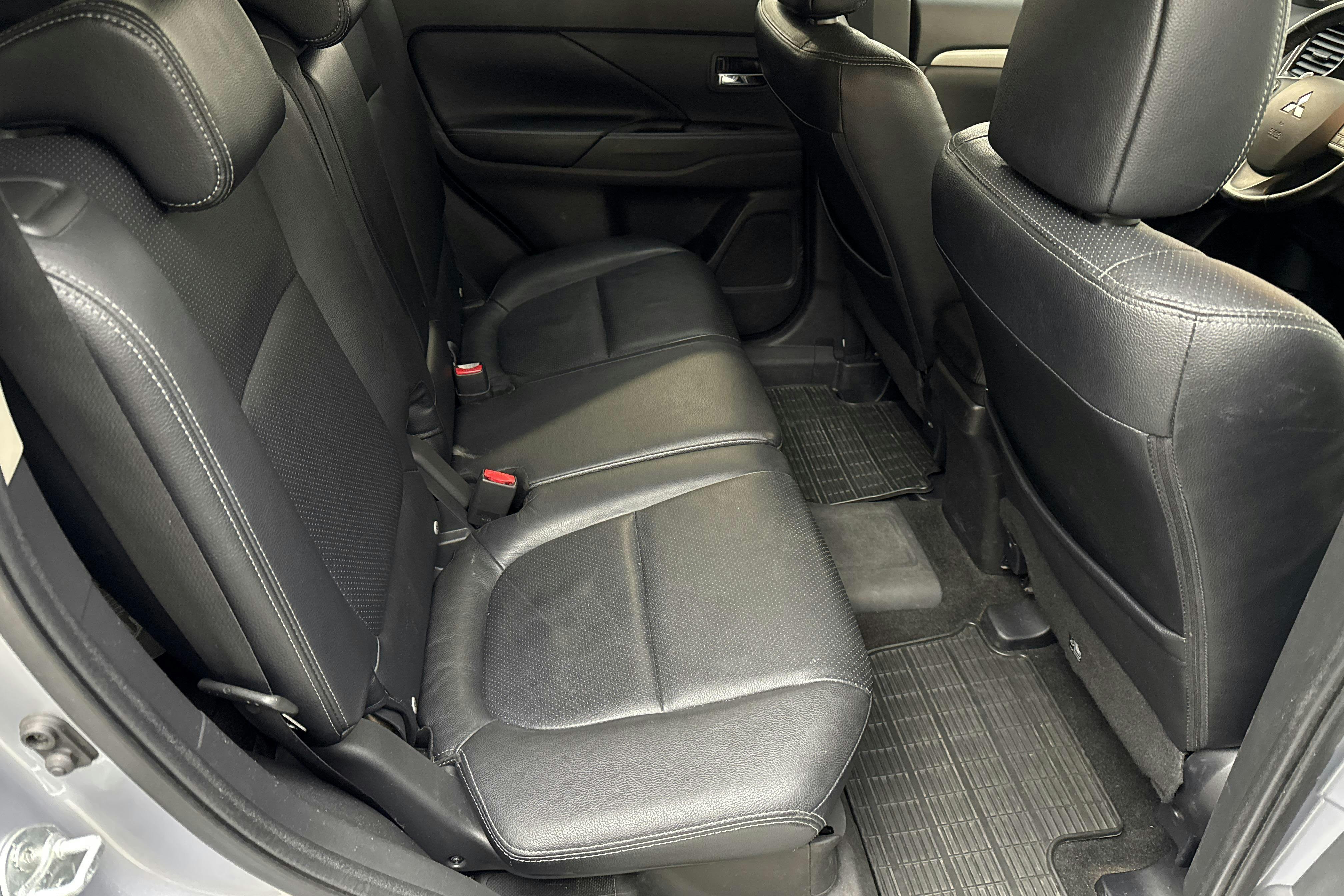Mitsubishi Outlander 2.0 Plug-in Hybrid 4WD (121hk) - 149 620 km - Automatic - silver - 2015