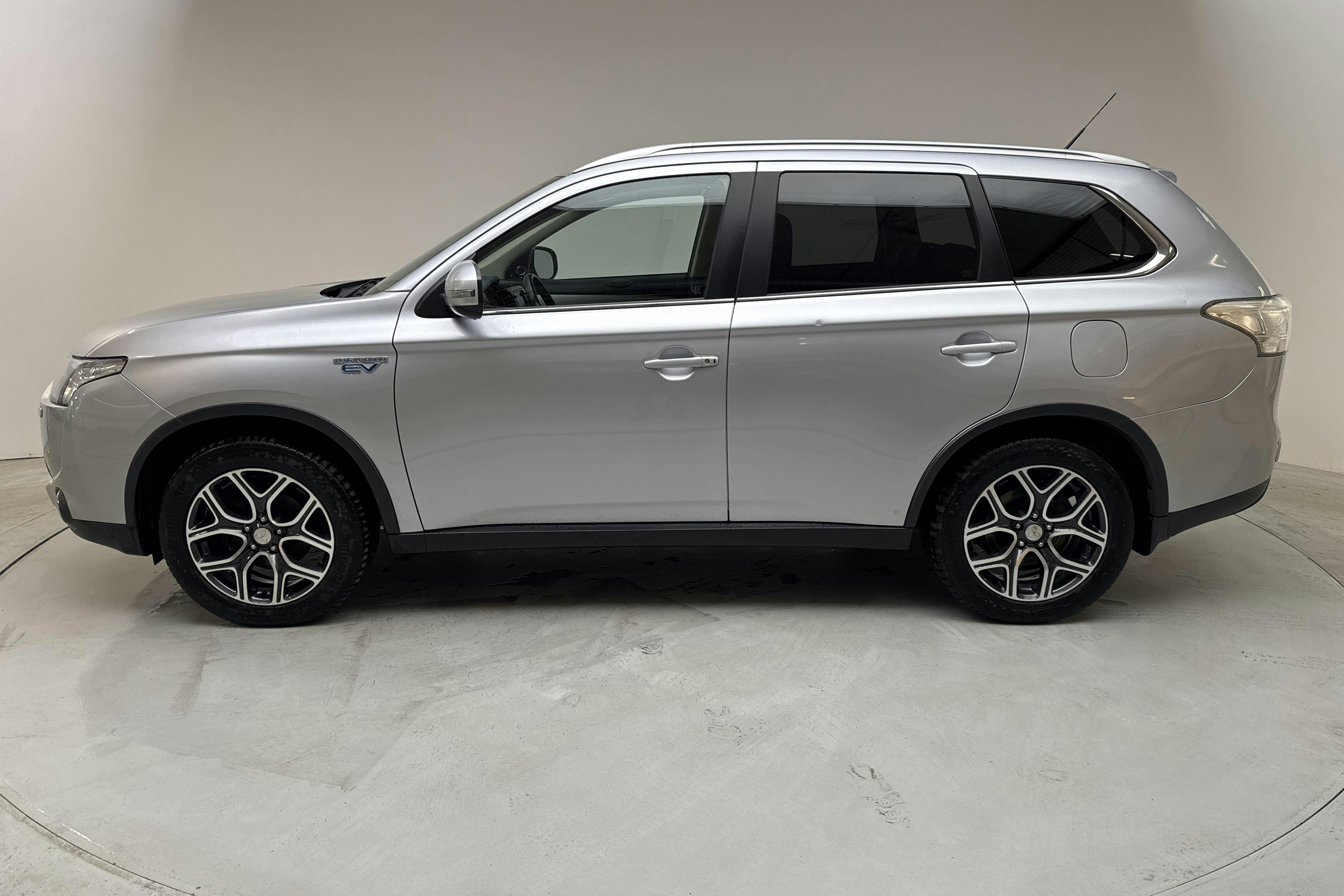 Mitsubishi Outlander 2.0 Plug-in Hybrid 4WD (121hk) - 149 620 km - Automatic - silver - 2015