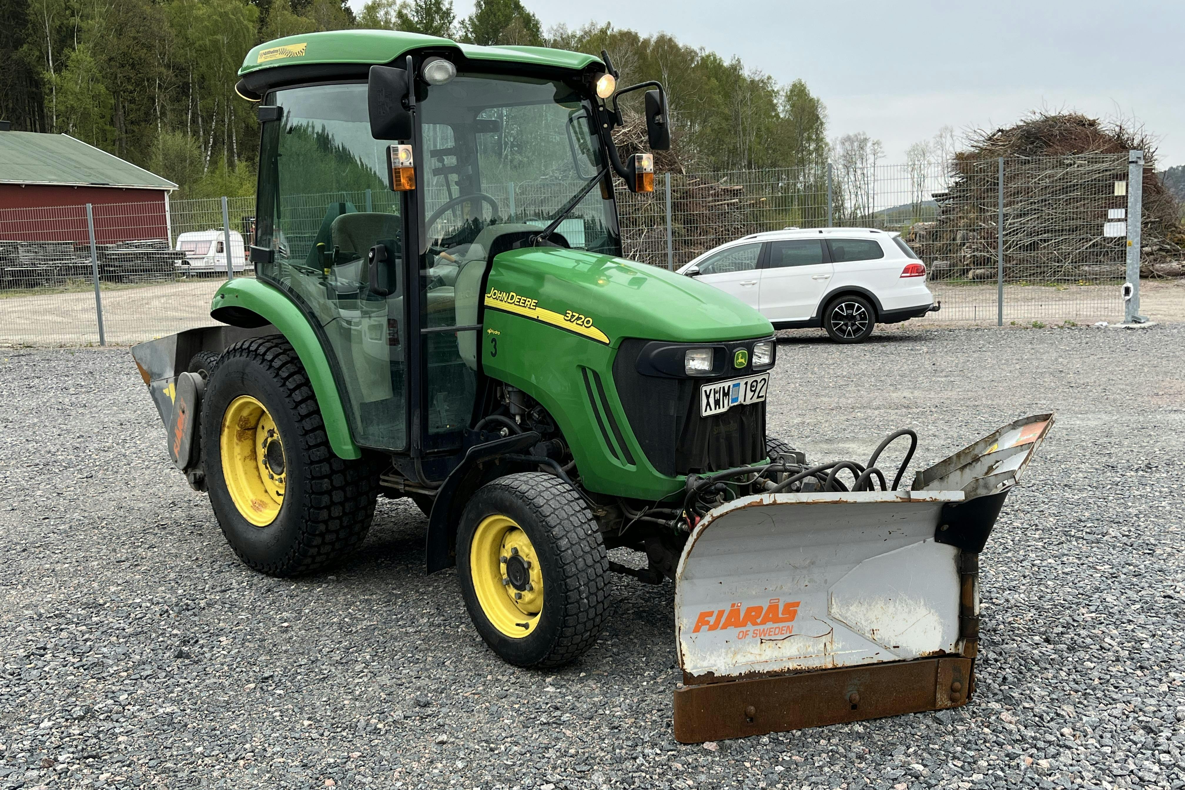 John Deere 3720 Traktor med vikplog och sandspridare -  - Automatic - green - 2006