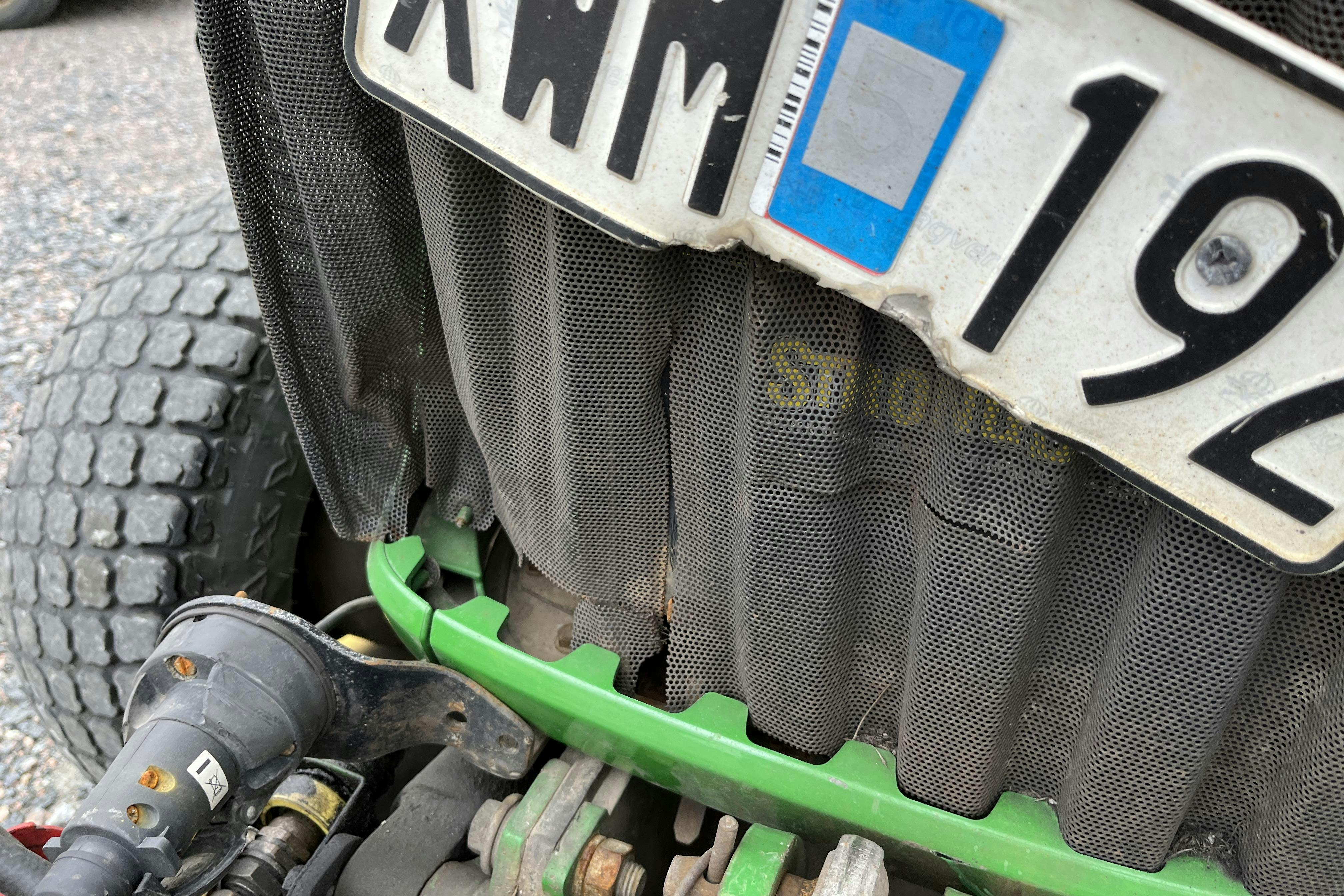 John Deere 3720 Traktor med vikplog och sandspridare -  - Automatic - green - 2006