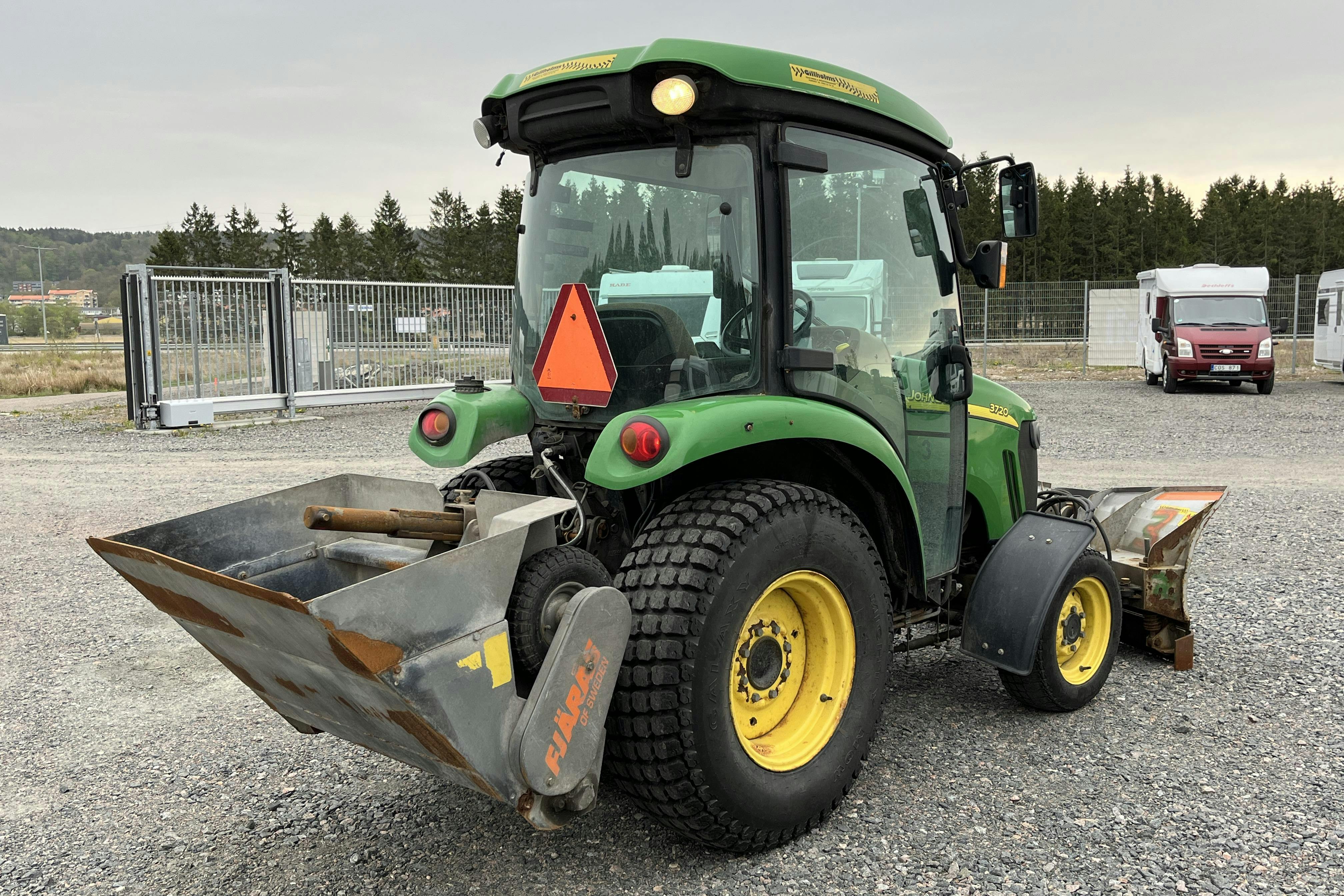 John Deere 3720 Traktor med vikplog och sandspridare -  - Automatic - green - 2006