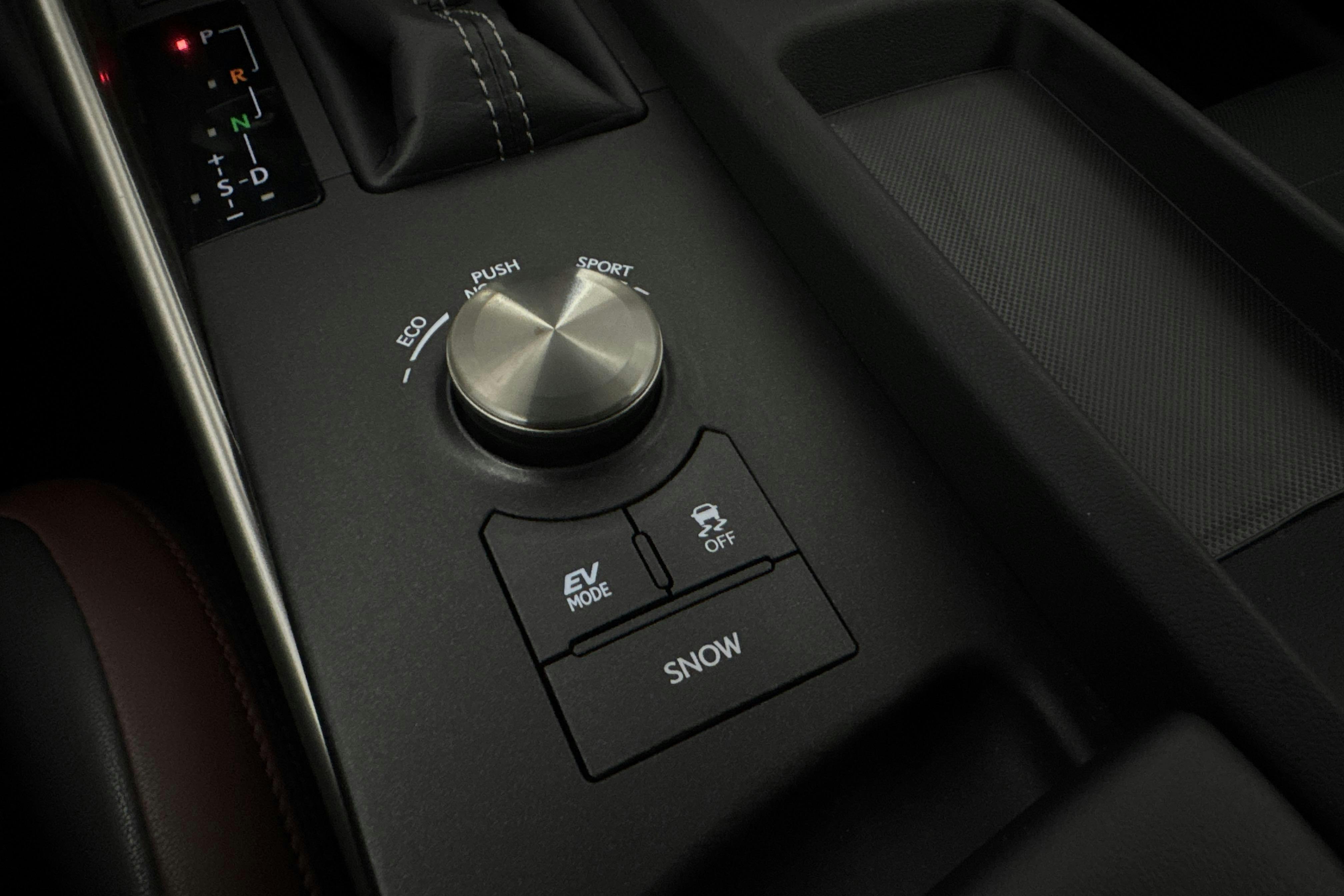 Lexus IS 300h (223hk) - 153 880 km - Automatyczna - czarny - 2017