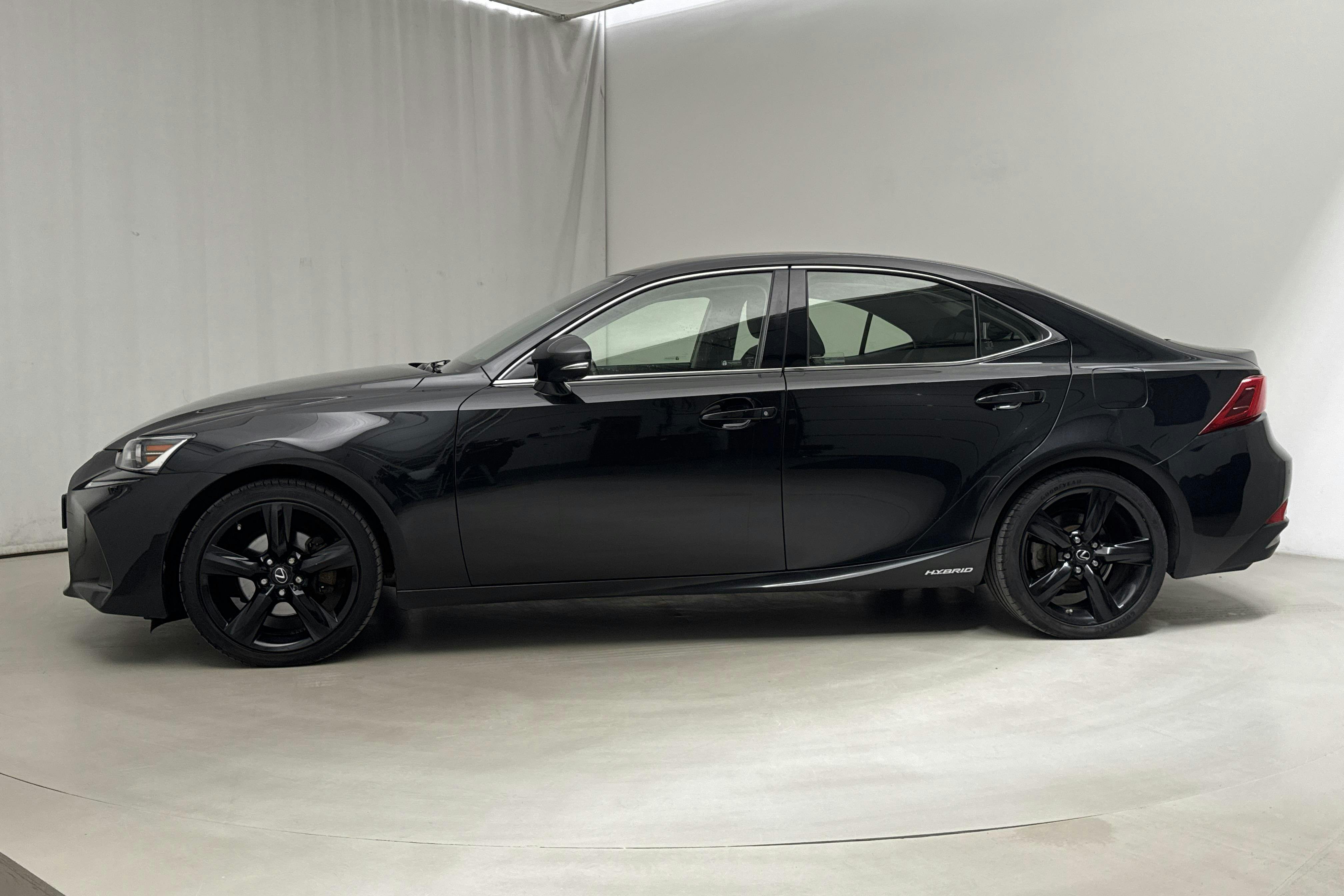 Lexus IS 300h (223hk) - 153 880 km - Automatyczna - czarny - 2017