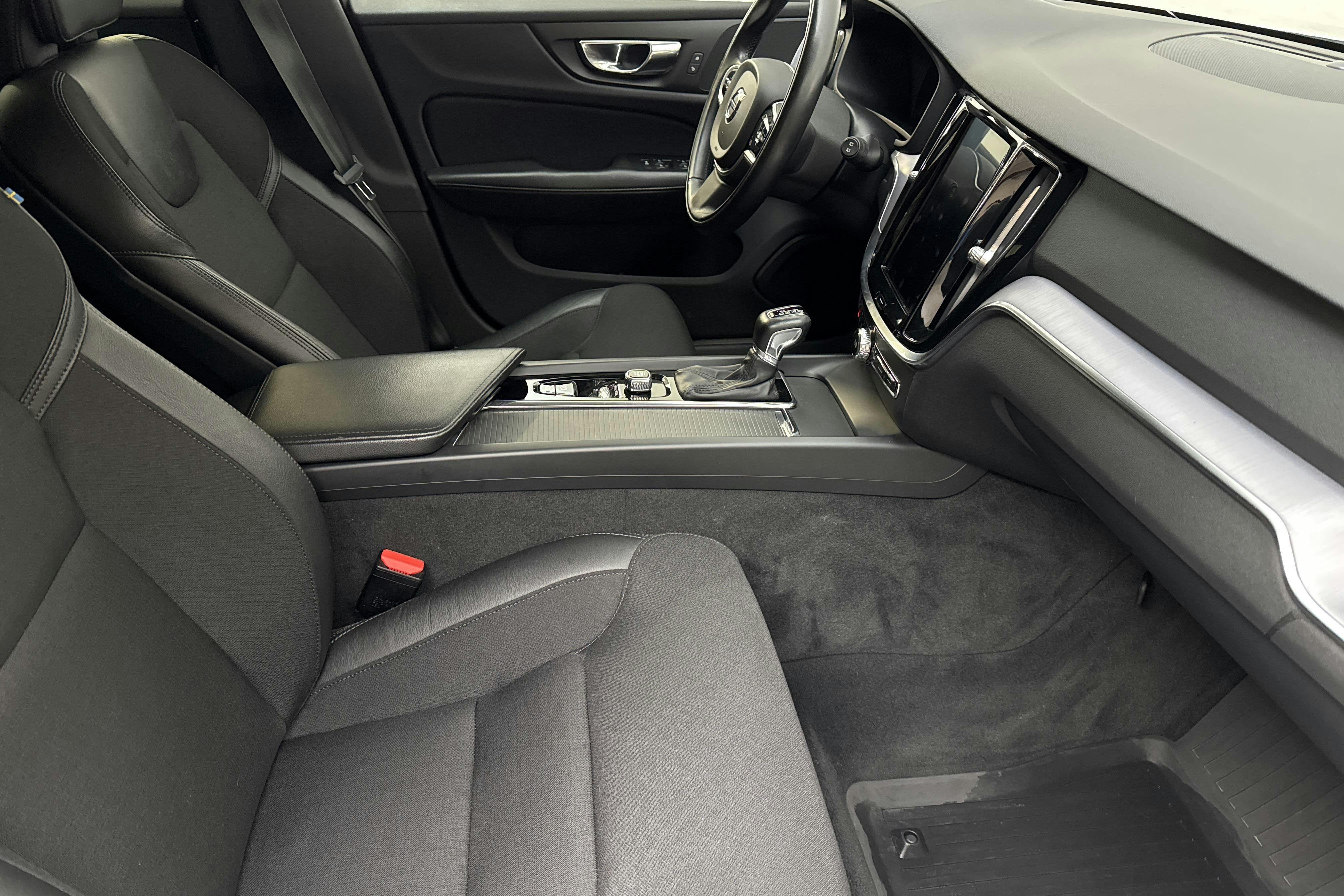 Volvo V60 D4 (190hk) - 190 080 km - Automaatne - valge - 2020