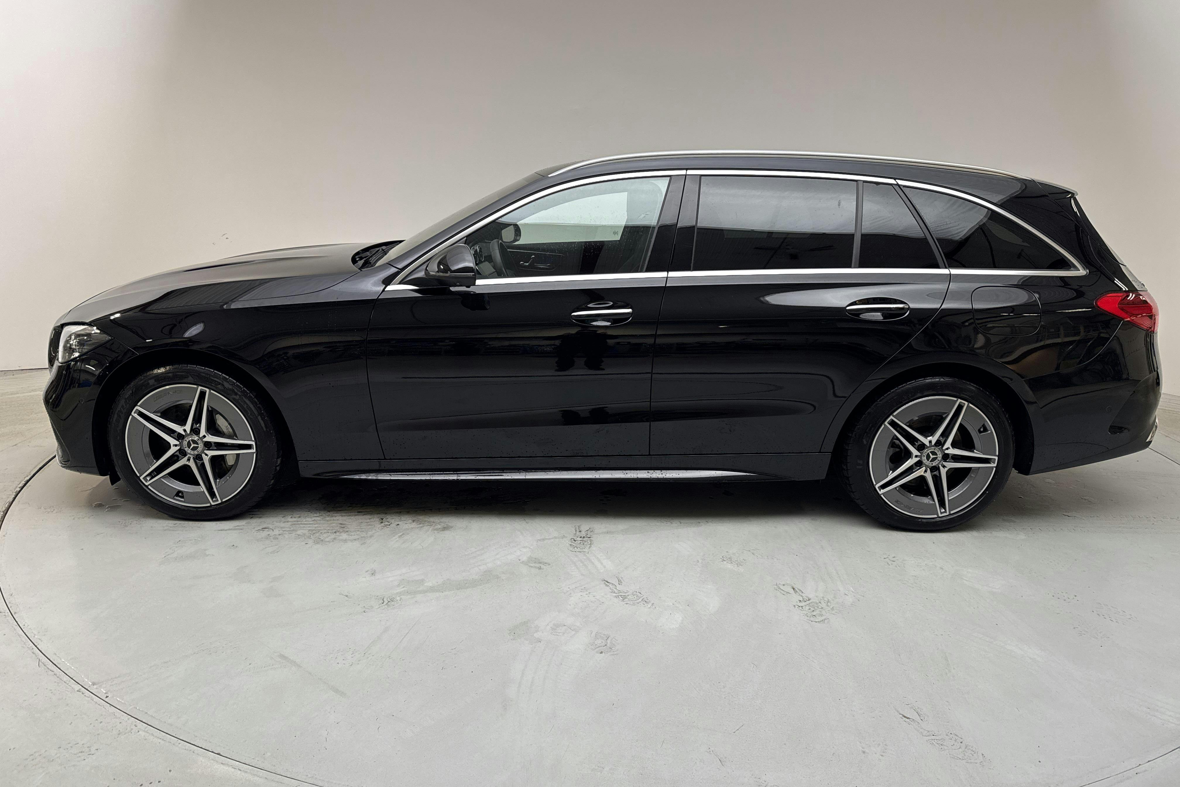 Mercedes C 300 e Kombi S206 (333hk) - 25 050 km - Automatic - black - 2024