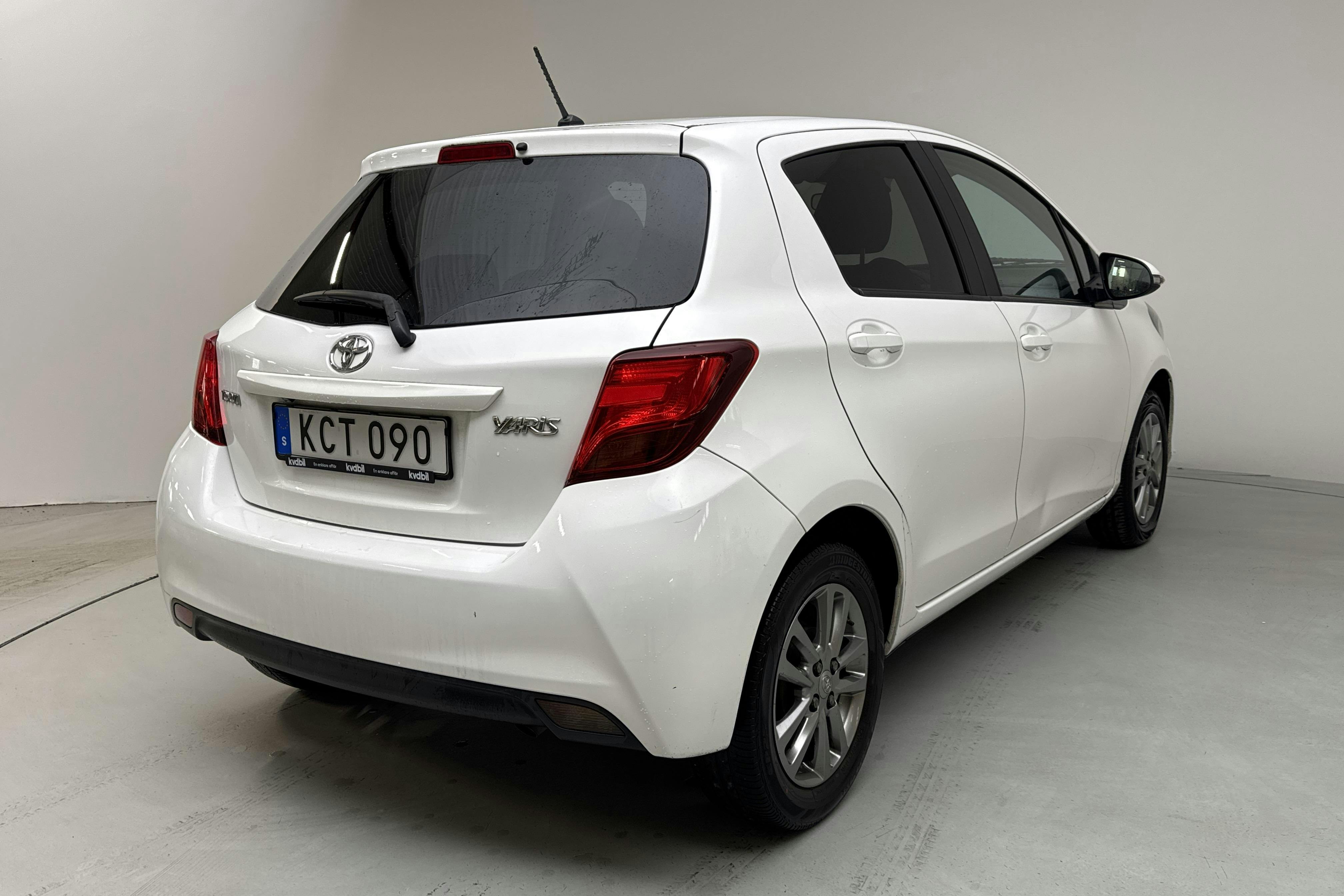 Toyota Yaris 1.33 5dr (100hk) - 71 800 km - Manual - white - 2015