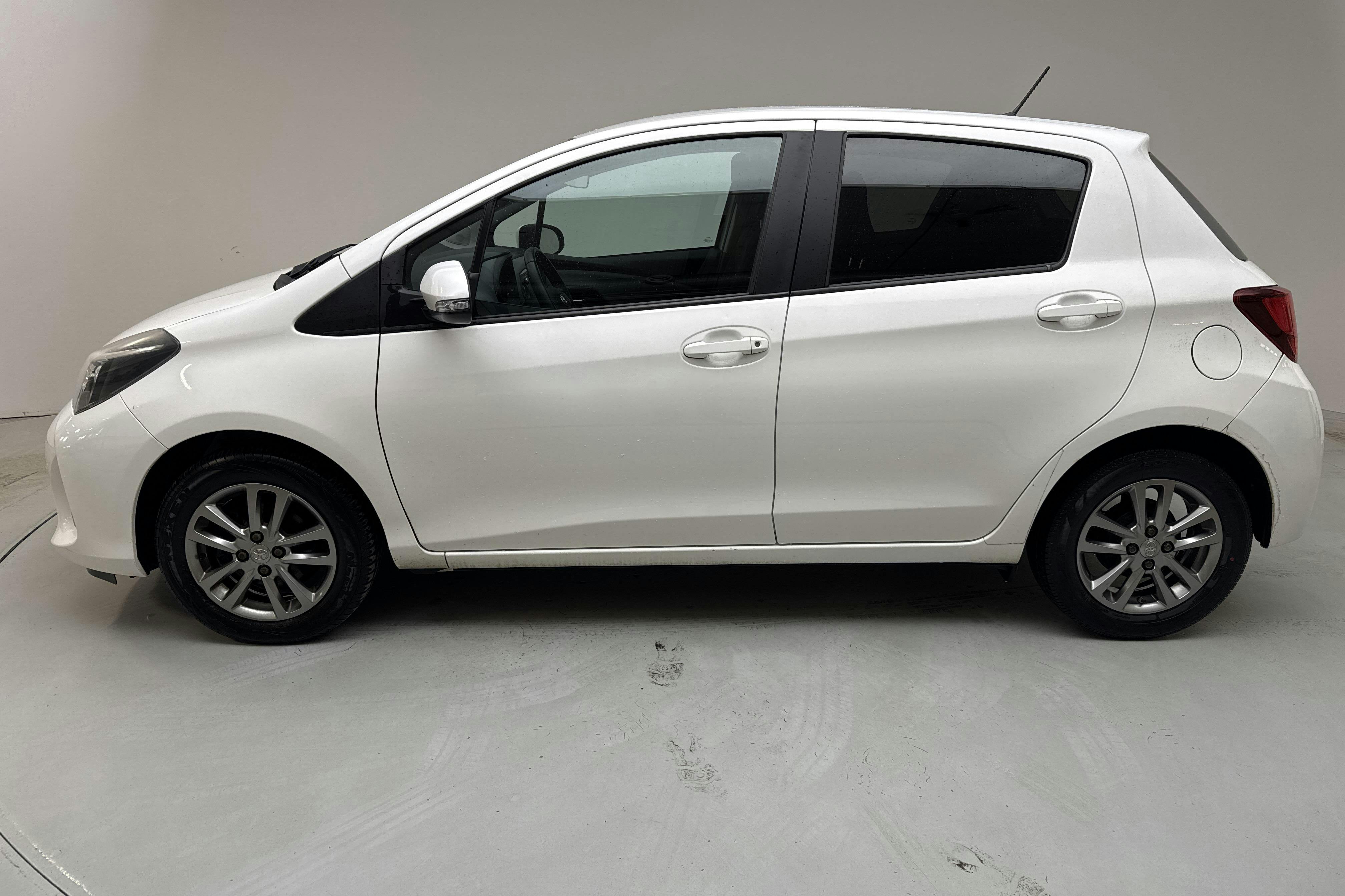 Toyota Yaris 1.33 5dr (100hk) - 71 800 km - Manual - white - 2015