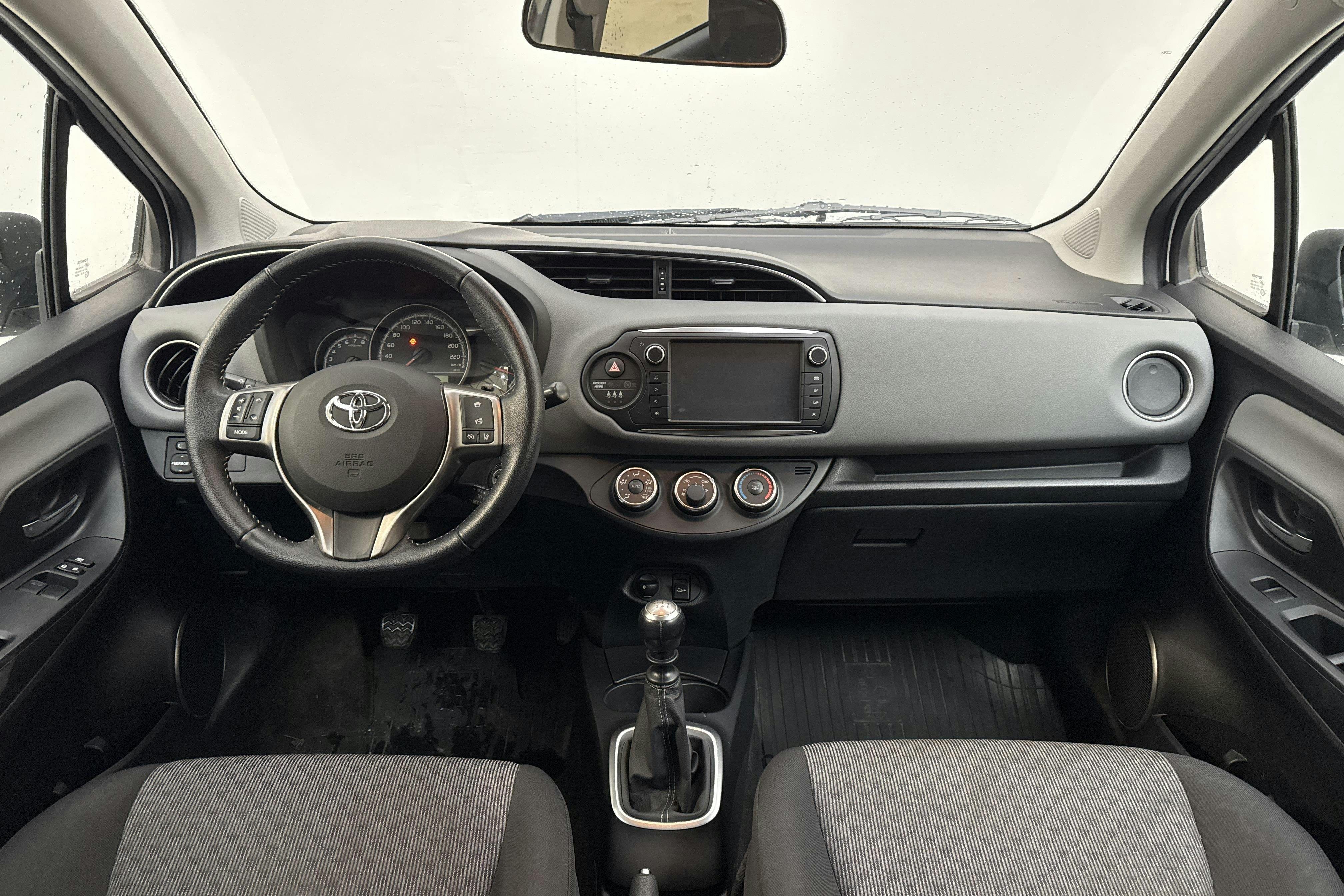 Toyota Yaris 1.33 5dr (100hk) - 71 800 km - Manual - white - 2015