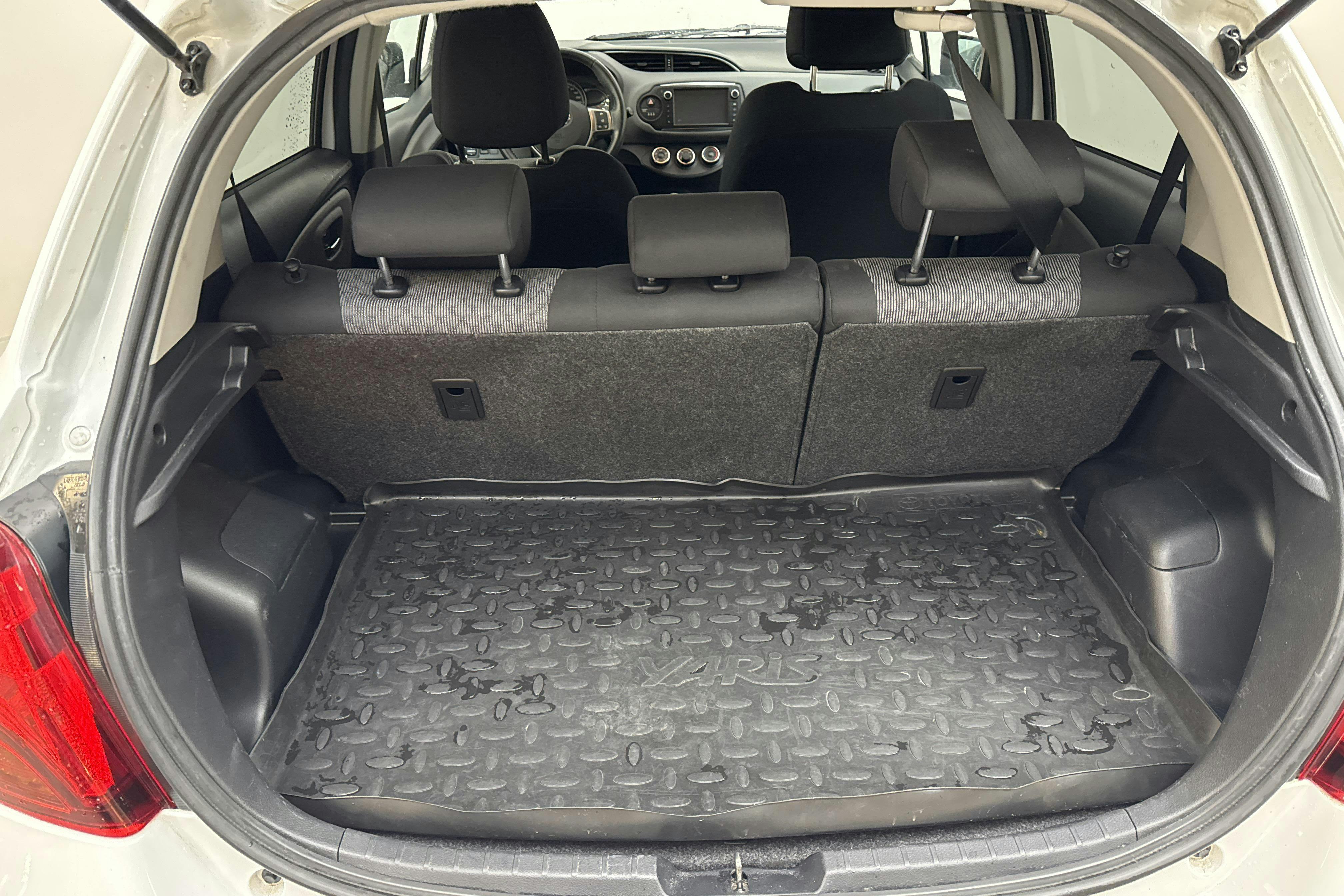 Toyota Yaris 1.33 5dr (100hk) - 71 800 km - Manual - white - 2015