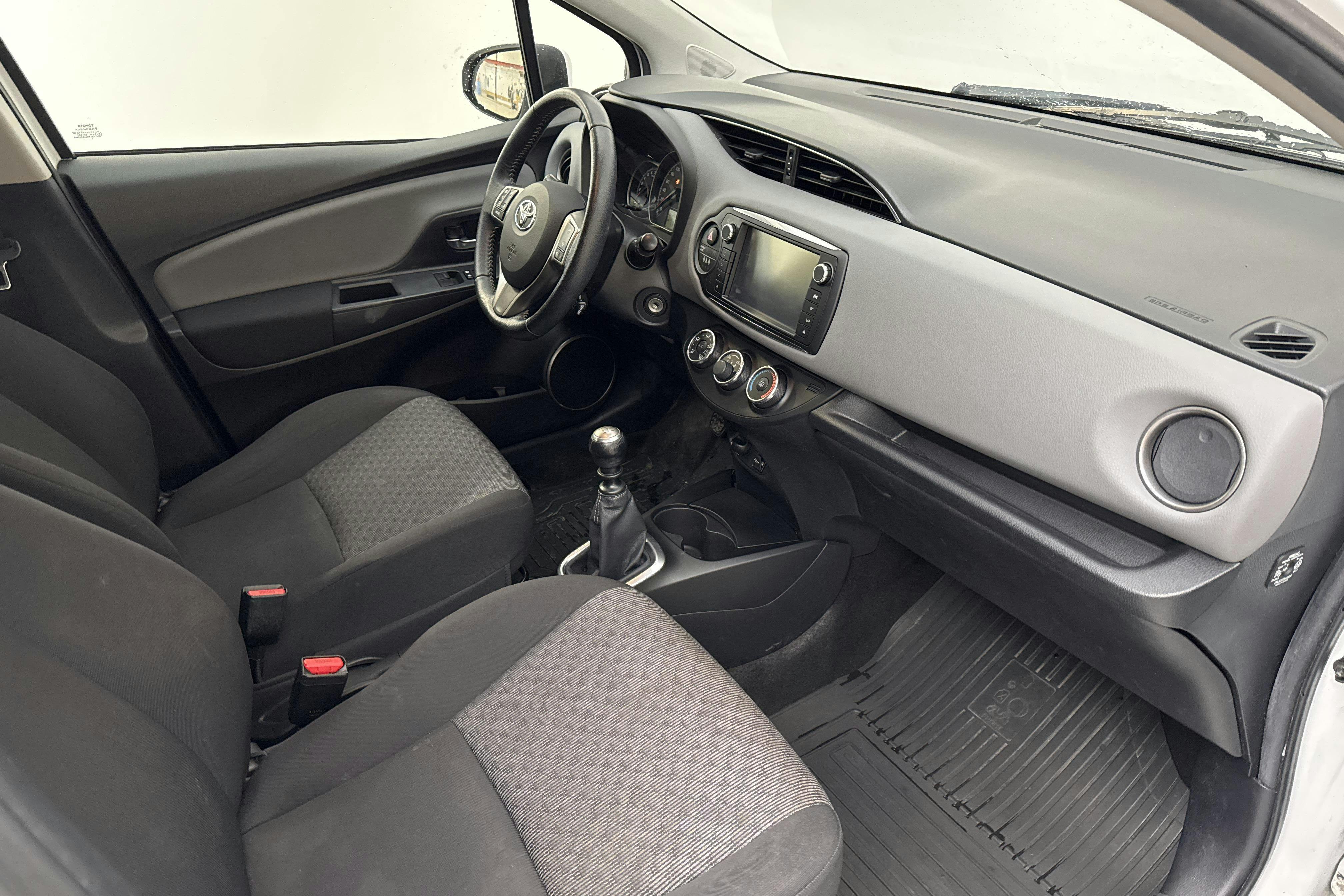 Toyota Yaris 1.33 5dr (100hk) - 71 800 km - Manual - white - 2015