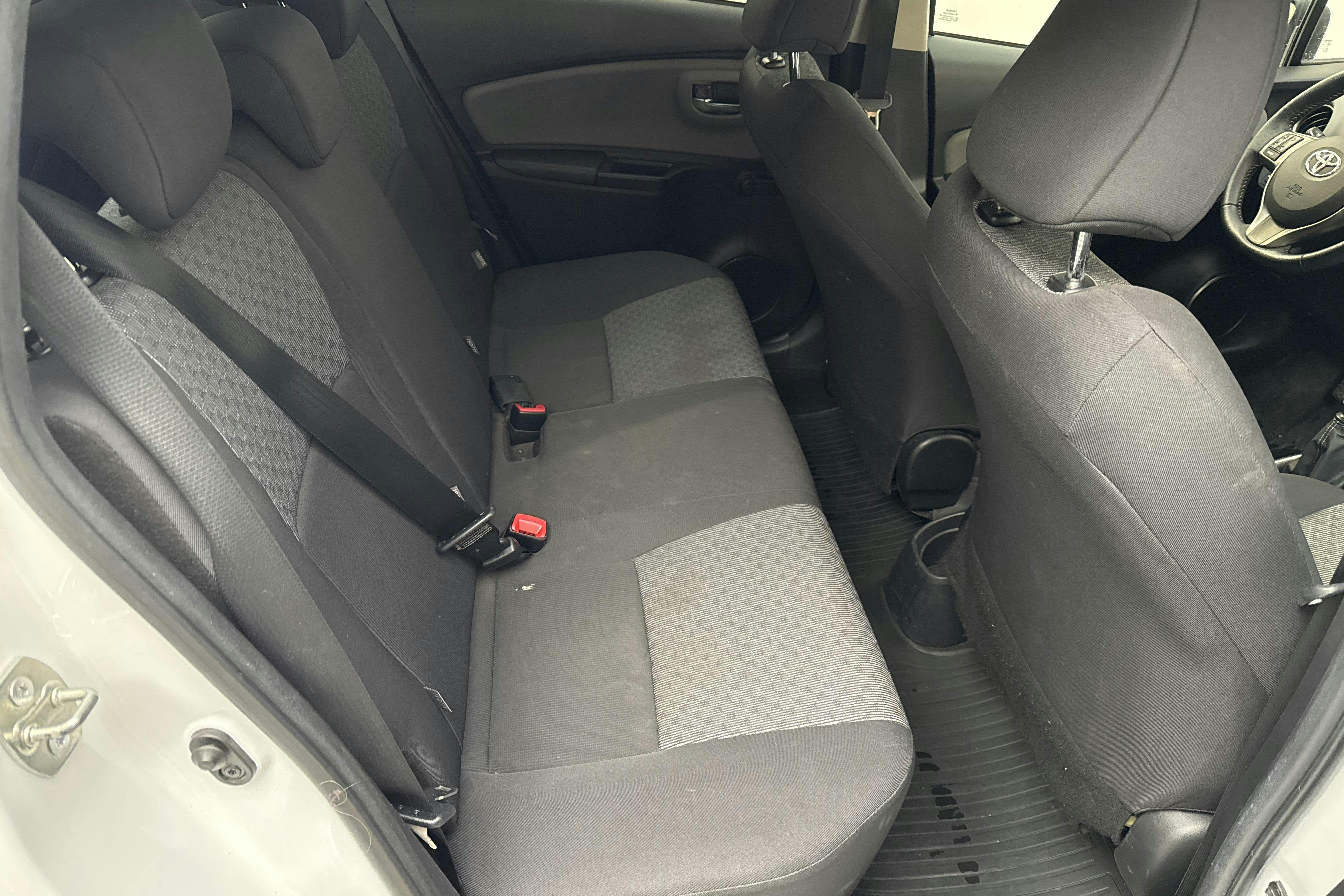 Toyota Yaris 1.33 5dr (100hk) - 71 800 km - Manual - white - 2015