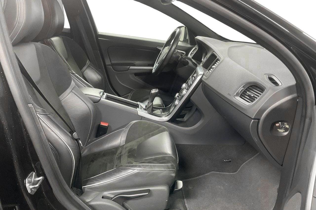 Volvo S60 T3 (152hk) - 124 120 km - Manual - black - 2017