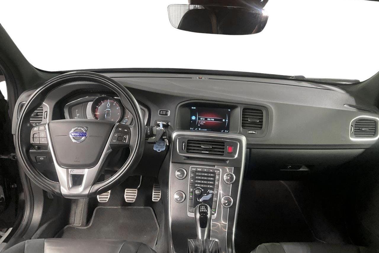 Volvo S60 T3 (152hk) - 124 120 km - Manual - black - 2017