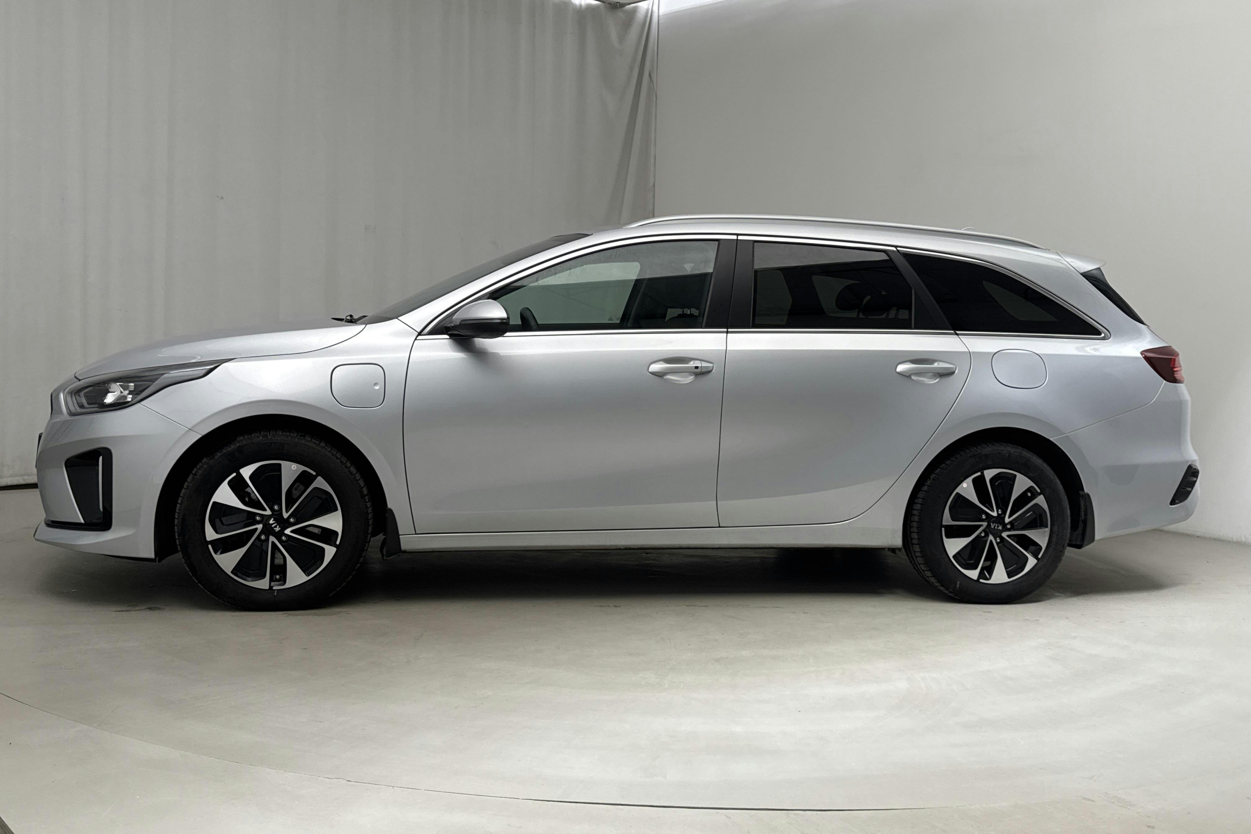 KIA Ceed 1.6 Plug-in Hybrid SW (141hk) - 4 784 mil - Automat - grå - 2020